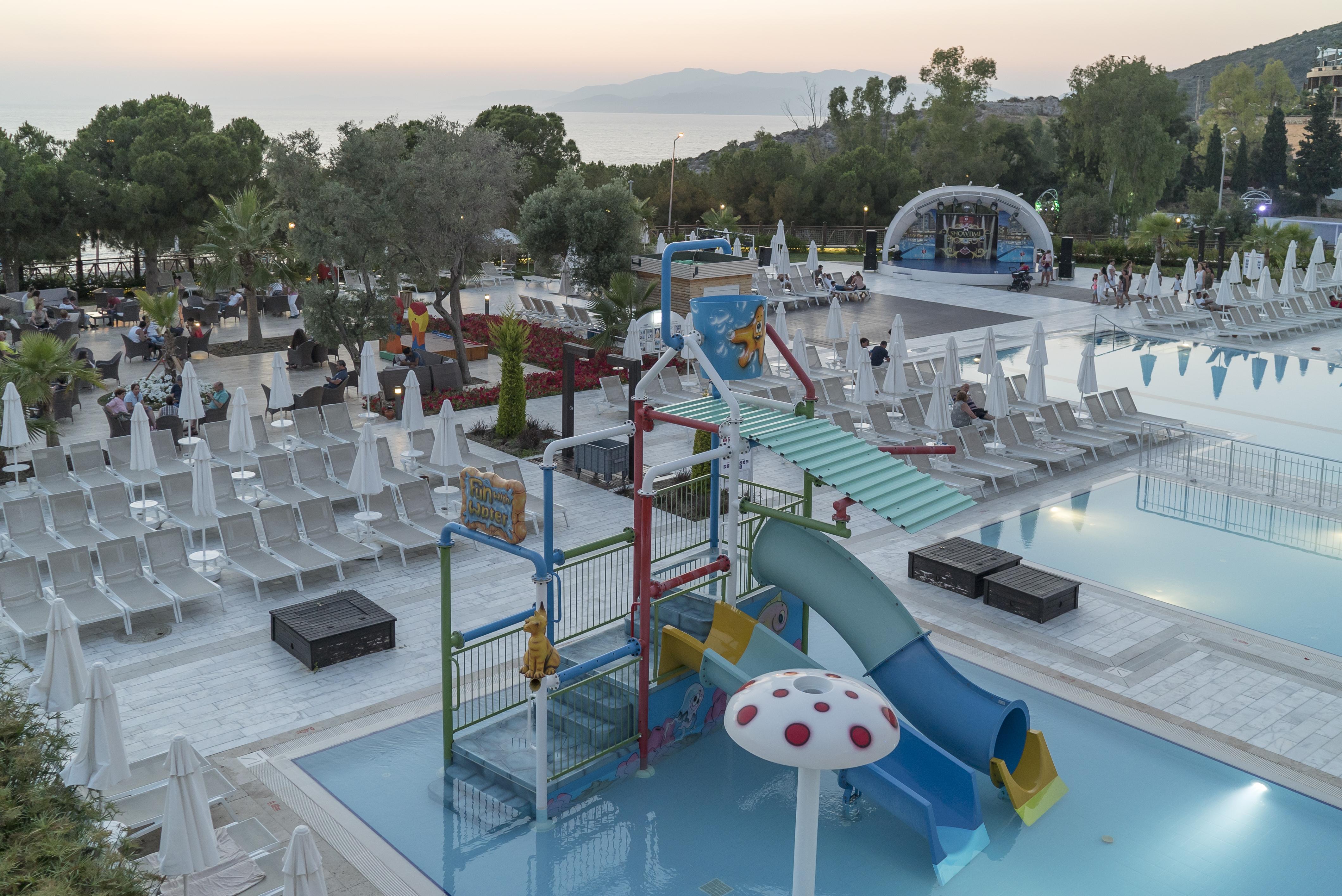 Ramada Resort Kusadasi & Golf Esterno foto The water park at the hotel