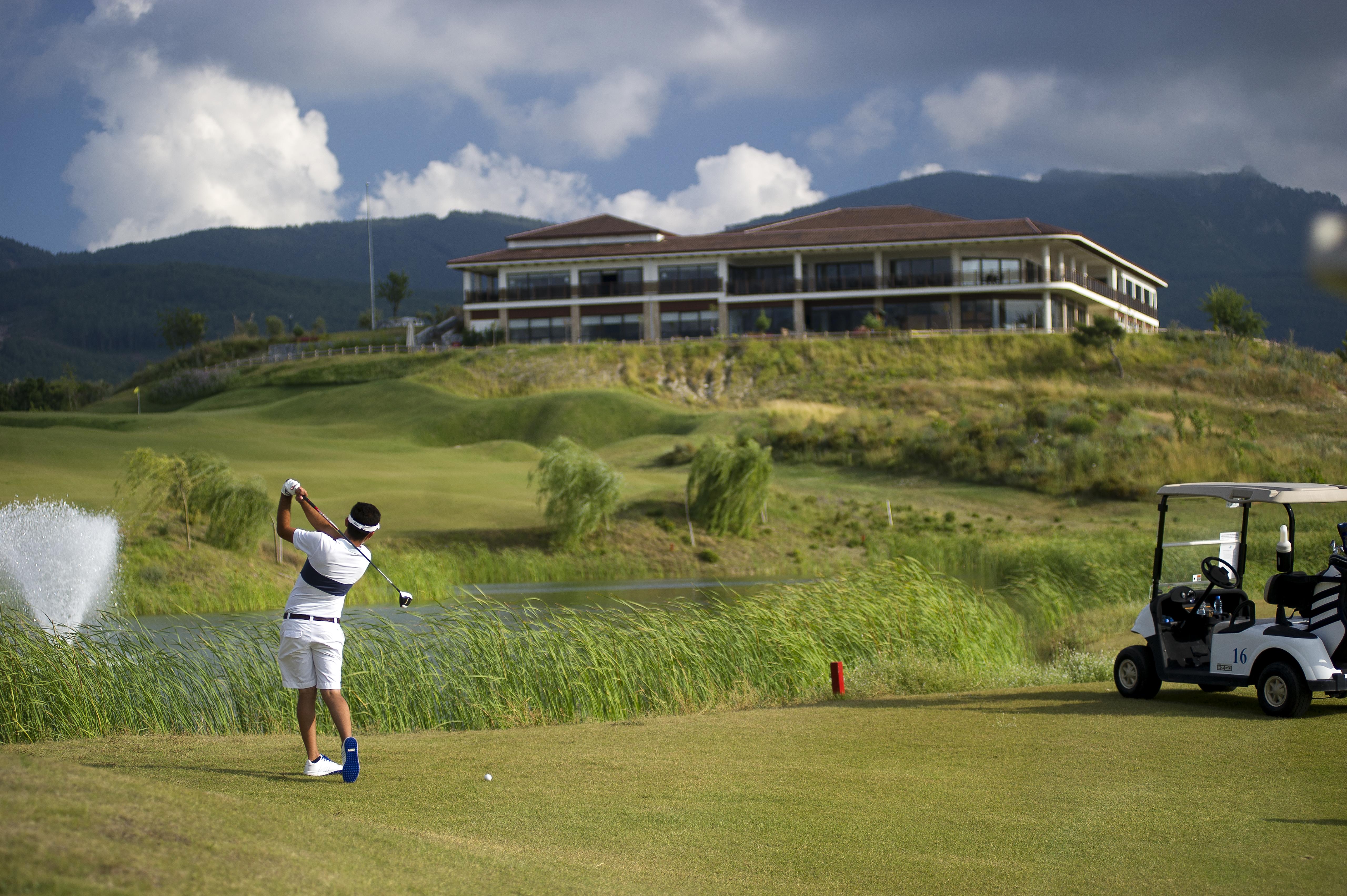 Ramada Resort Kusadasi & Golf Esterno foto Golf course in Lima, Peru