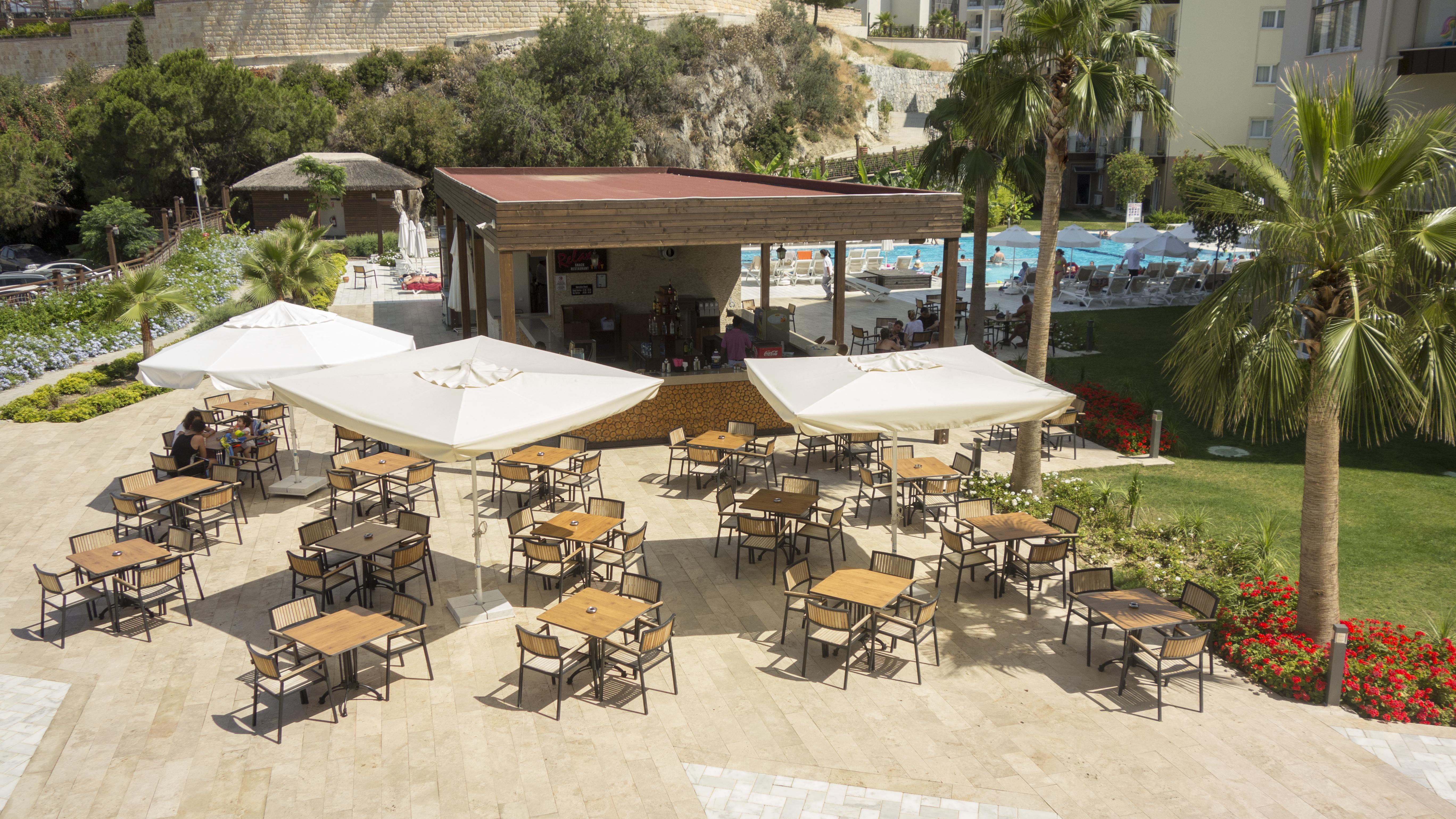 Ramada Resort Kusadasi & Golf Esterno foto The pool bar at the hotel