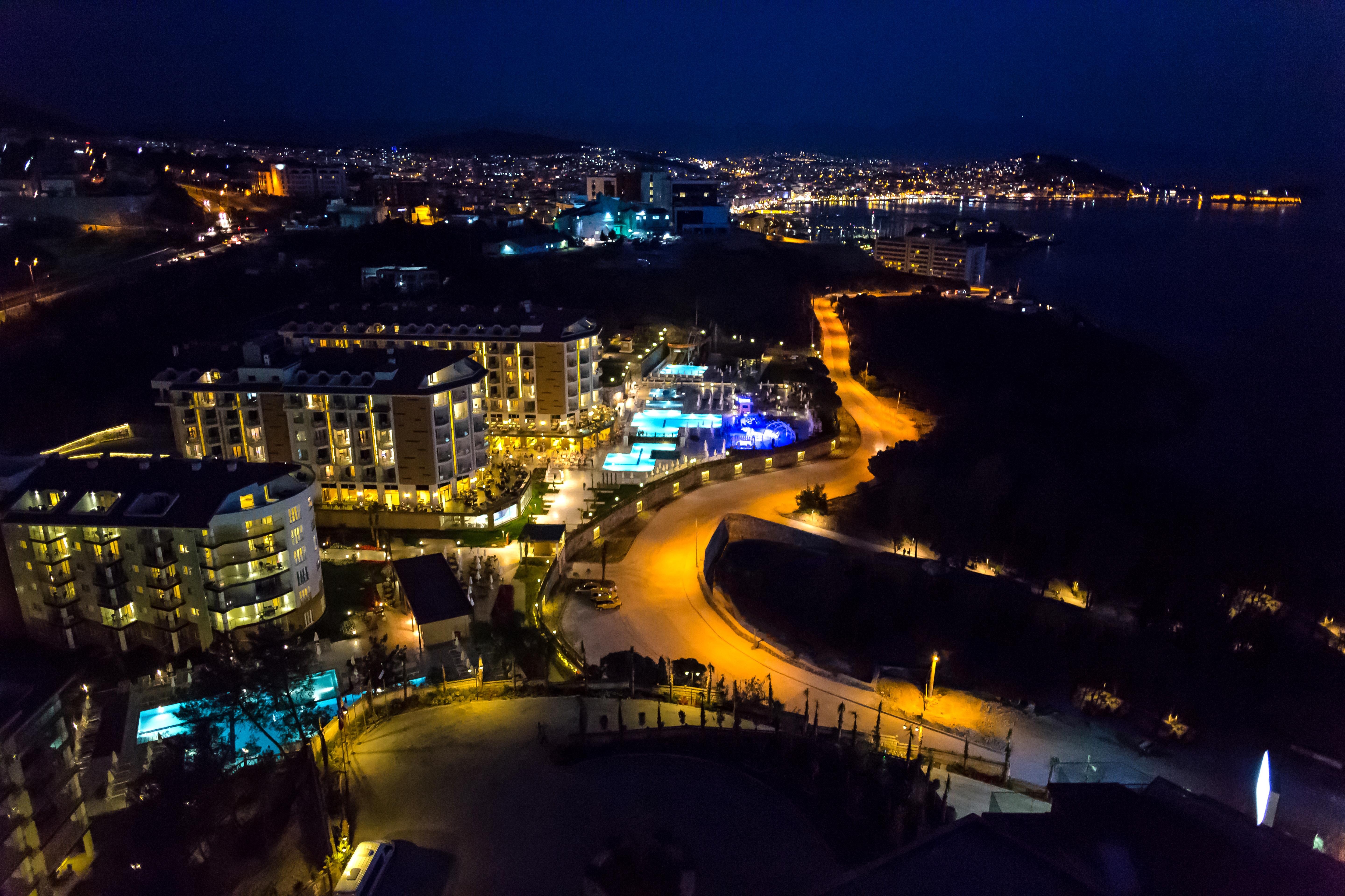 Ramada Resort Kusadasi & Golf Esterno foto Aerial view of the resort at night