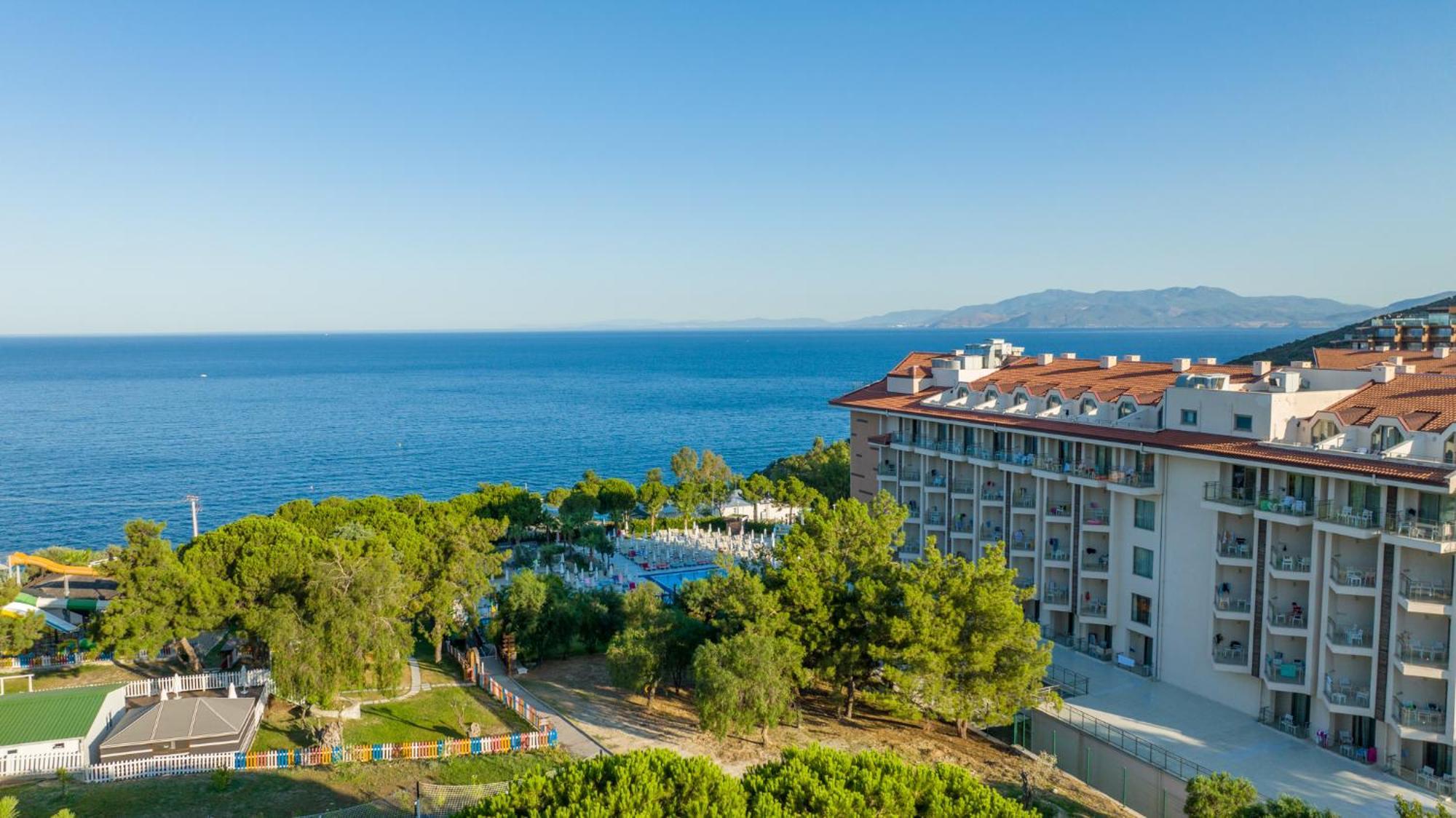 Ramada Resort Kusadasi & Golf Esterno foto A view of the Aegean Sea from the resort