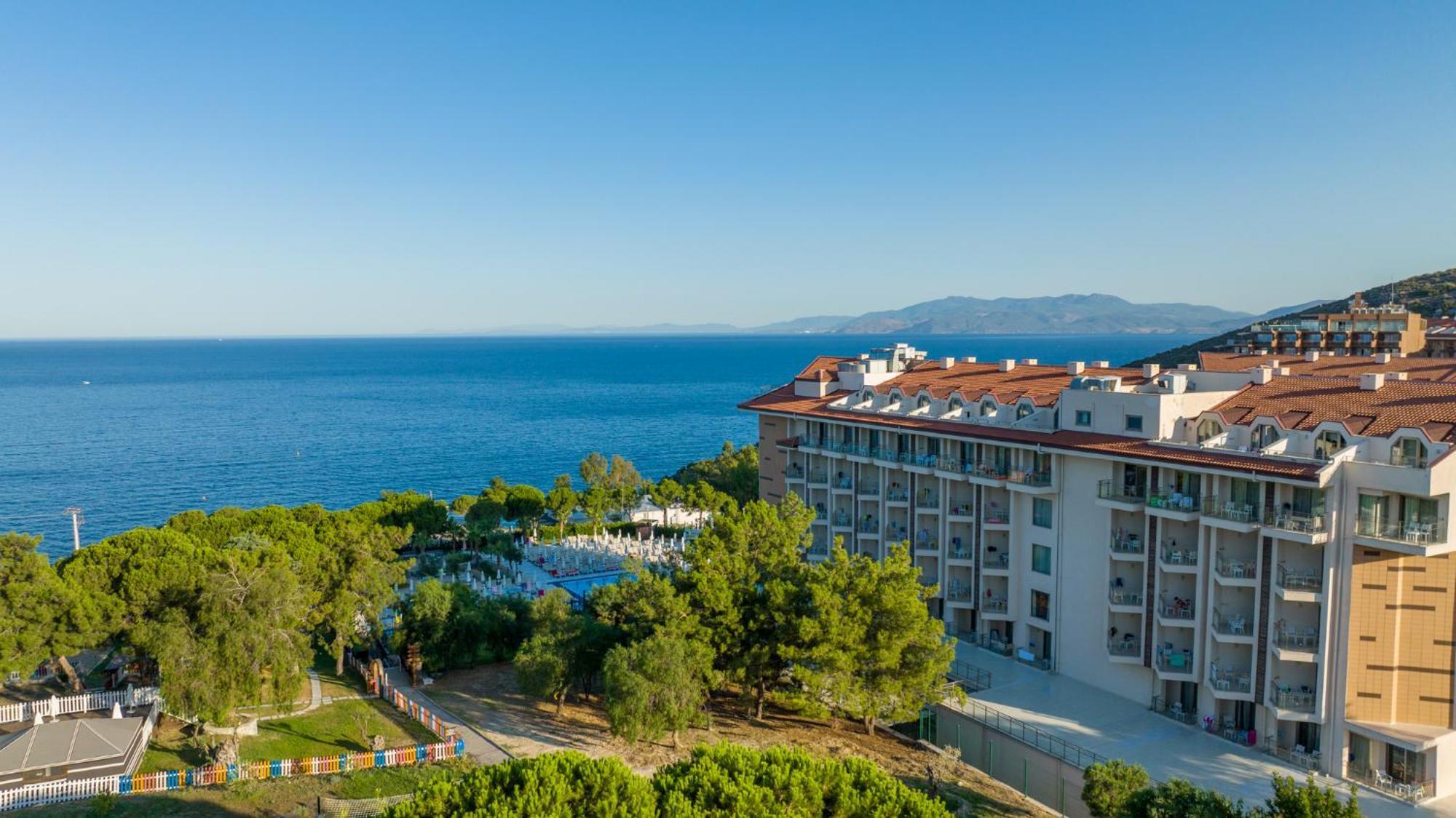 Ramada Resort Kusadasi & Golf Esterno foto View of the resort