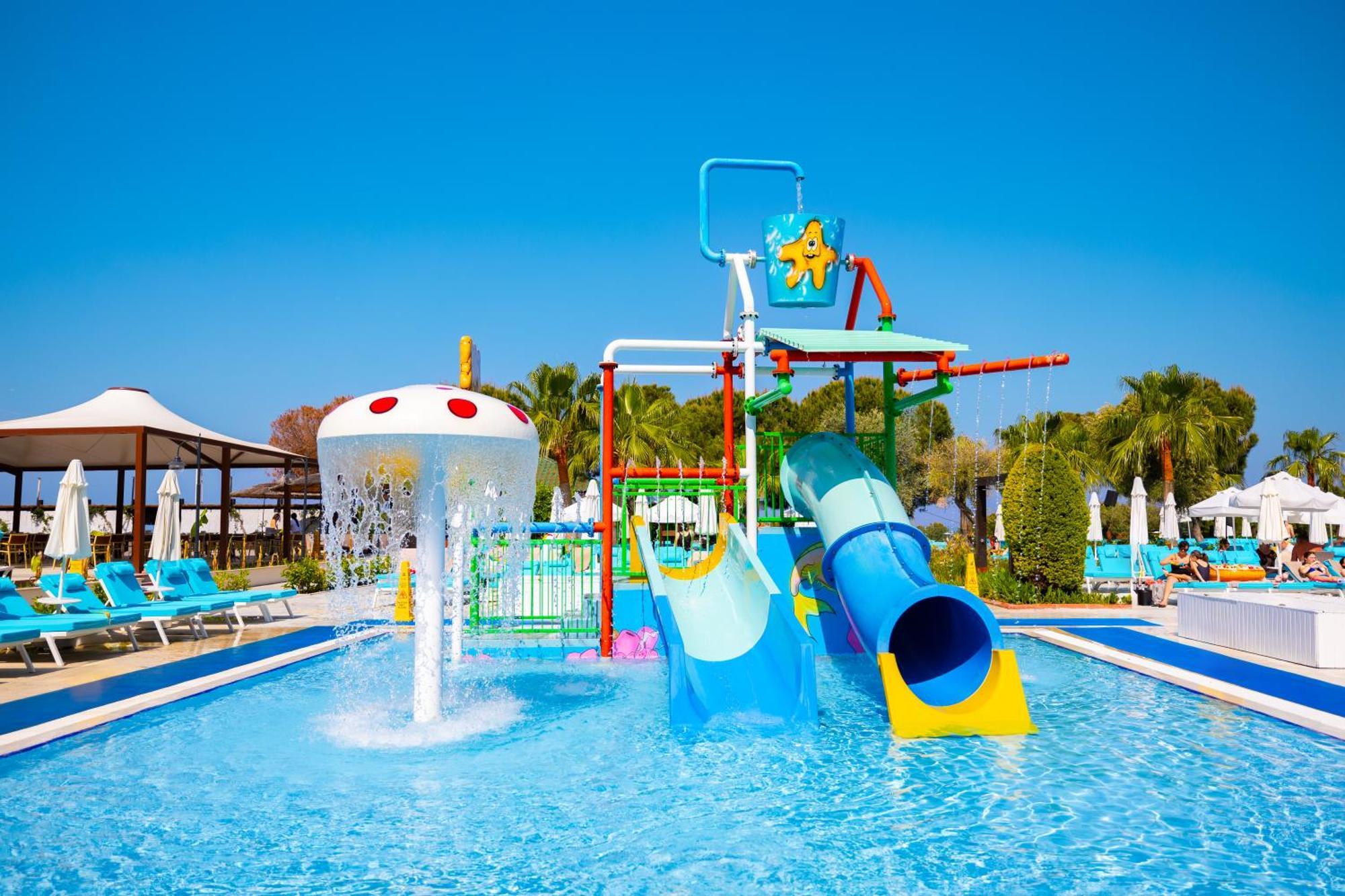 Ramada Resort Kusadasi & Golf Esterno foto A water park in Turkey