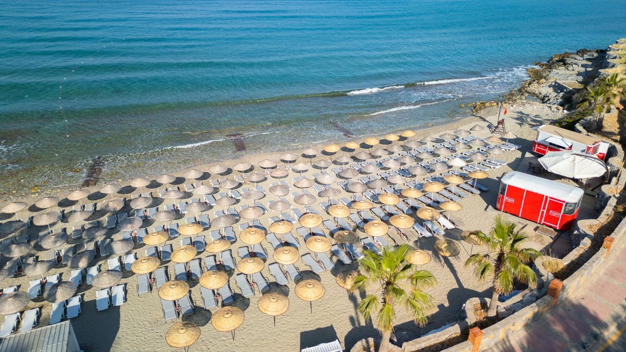 Ramada Resort Kusadasi & Golf Esterno foto The beach of the hotel