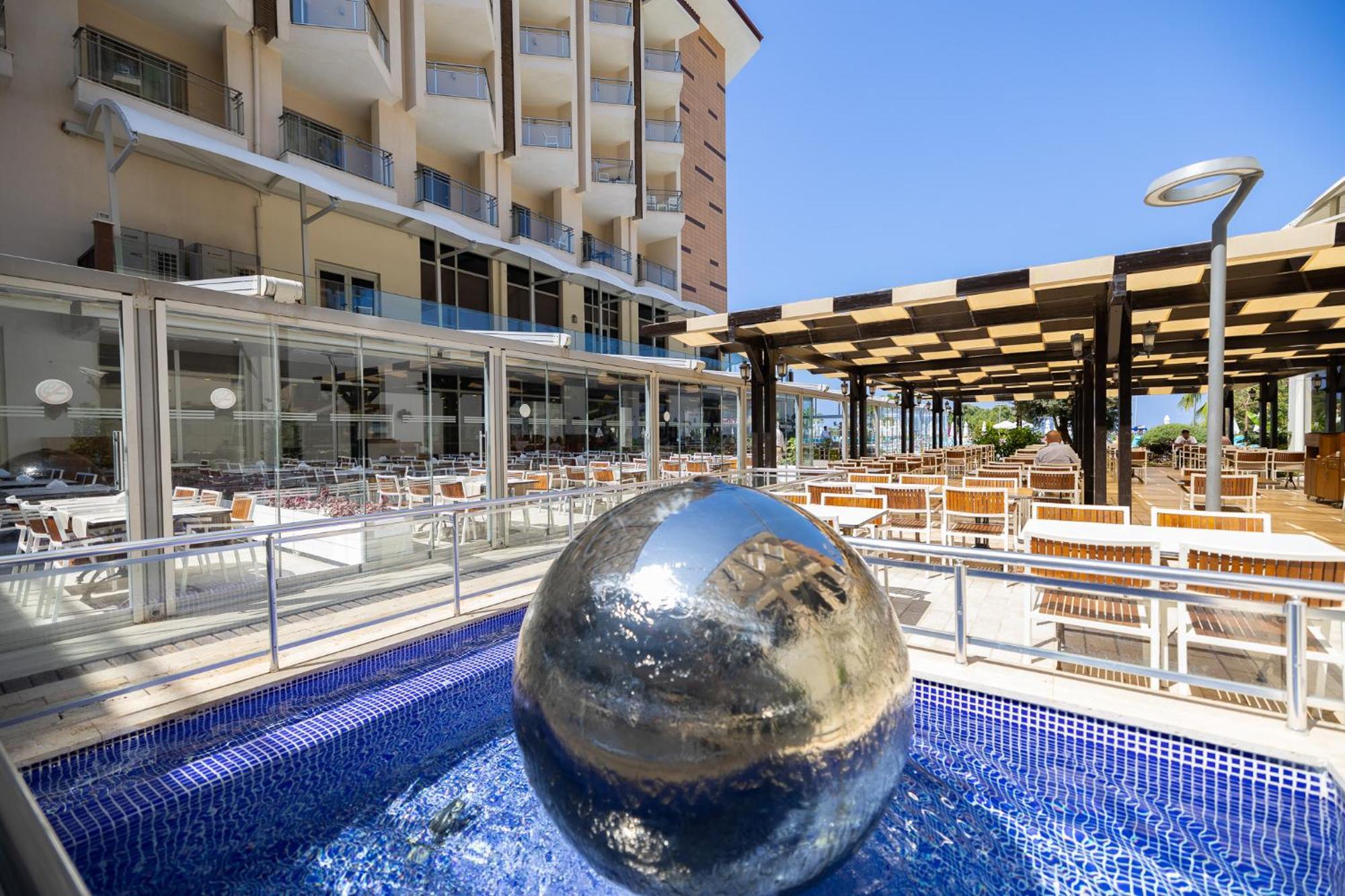 Ramada Resort Kusadasi & Golf Esterno foto