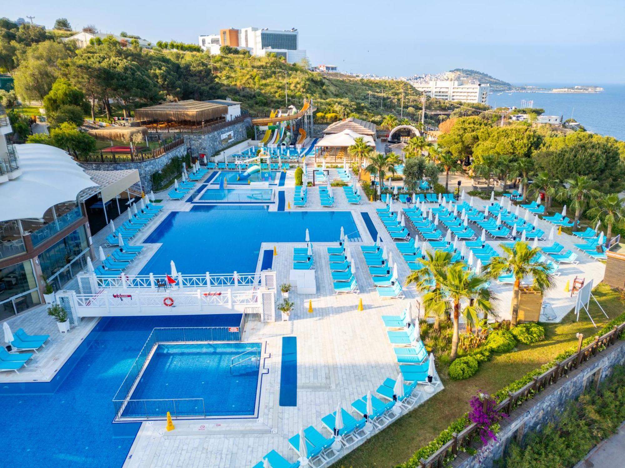 Ramada Resort Kusadasi & Golf Esterno foto Pool area