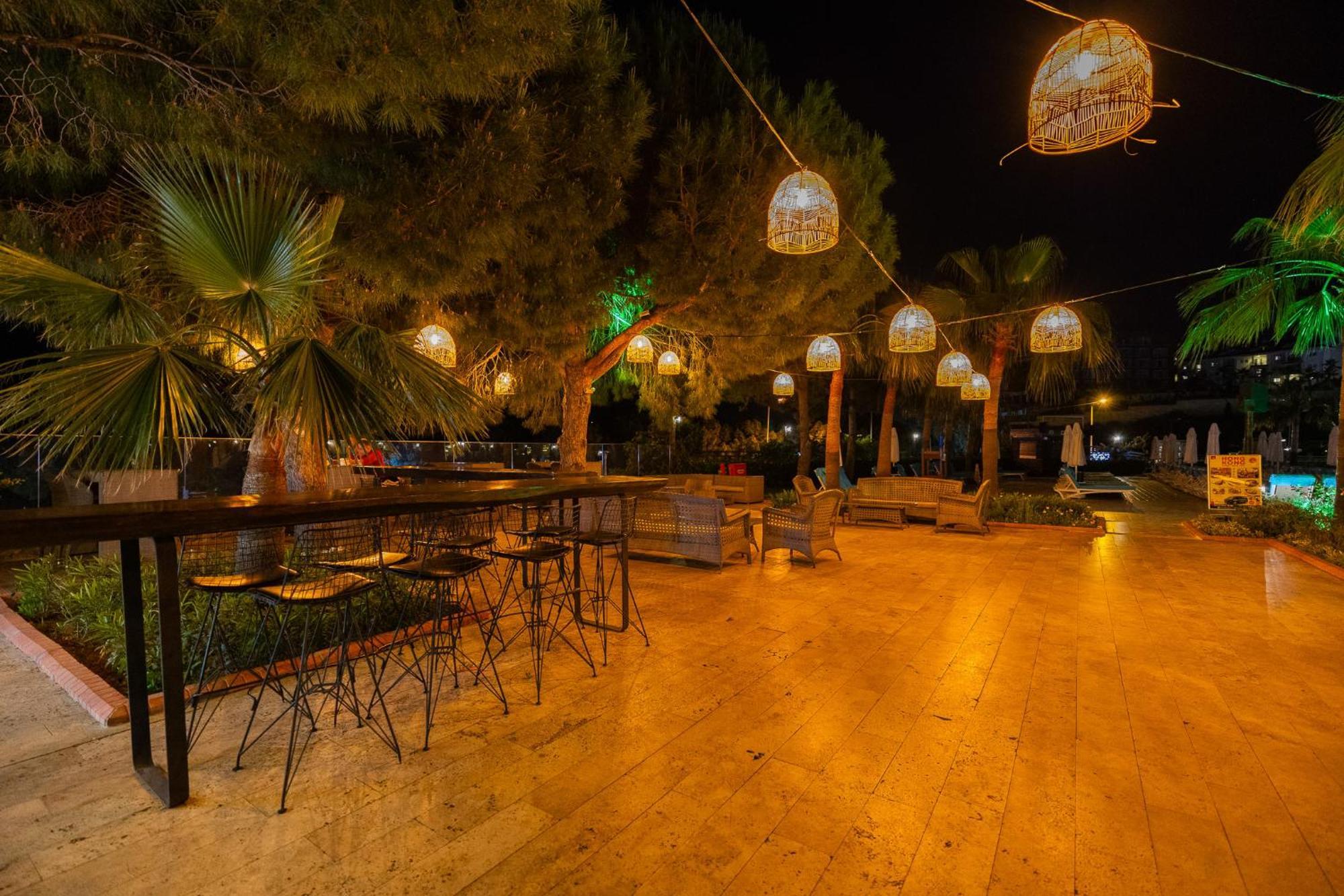 Ramada Resort Kusadasi & Golf Esterno foto The beach bar at night