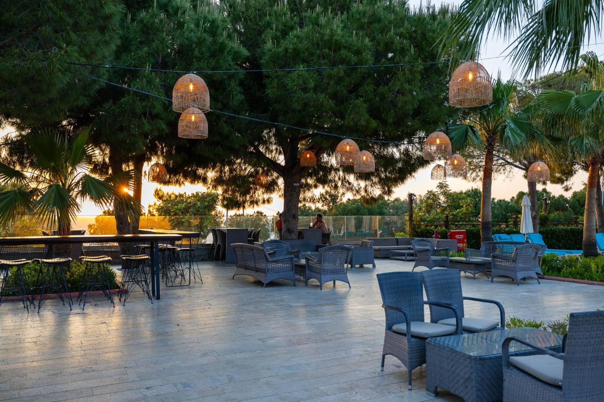 Ramada Resort Kusadasi & Golf Esterno foto The pool area at the hotel
