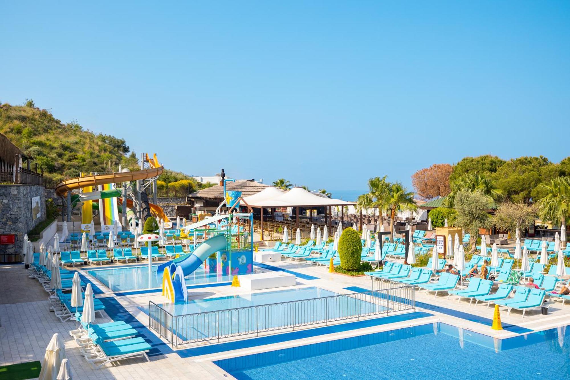 Ramada Resort Kusadasi & Golf Esterno foto The water park