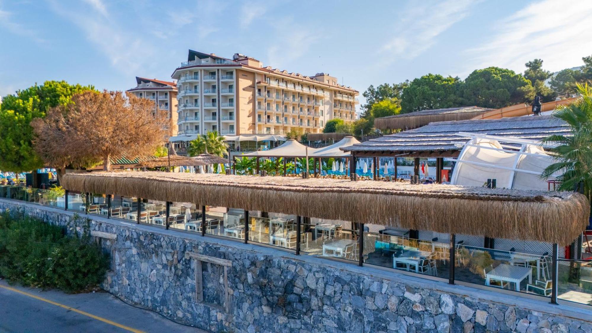 Ramada Resort Kusadasi & Golf Esterno foto