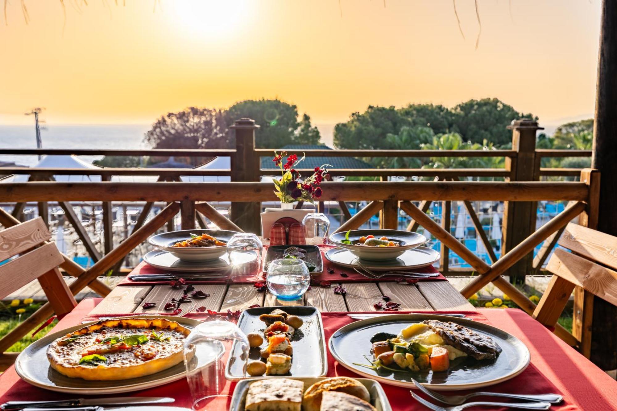 Ramada Resort Kusadasi & Golf Esterno foto A typical dinner at the resort