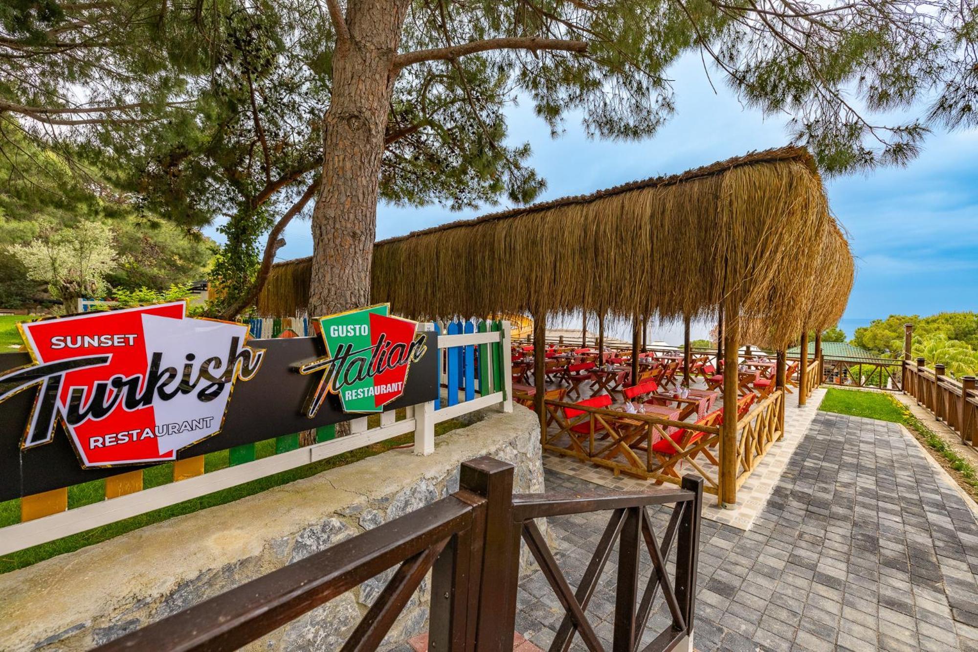 Ramada Resort Kusadasi & Golf Esterno foto Turkish restaurant in Antalya