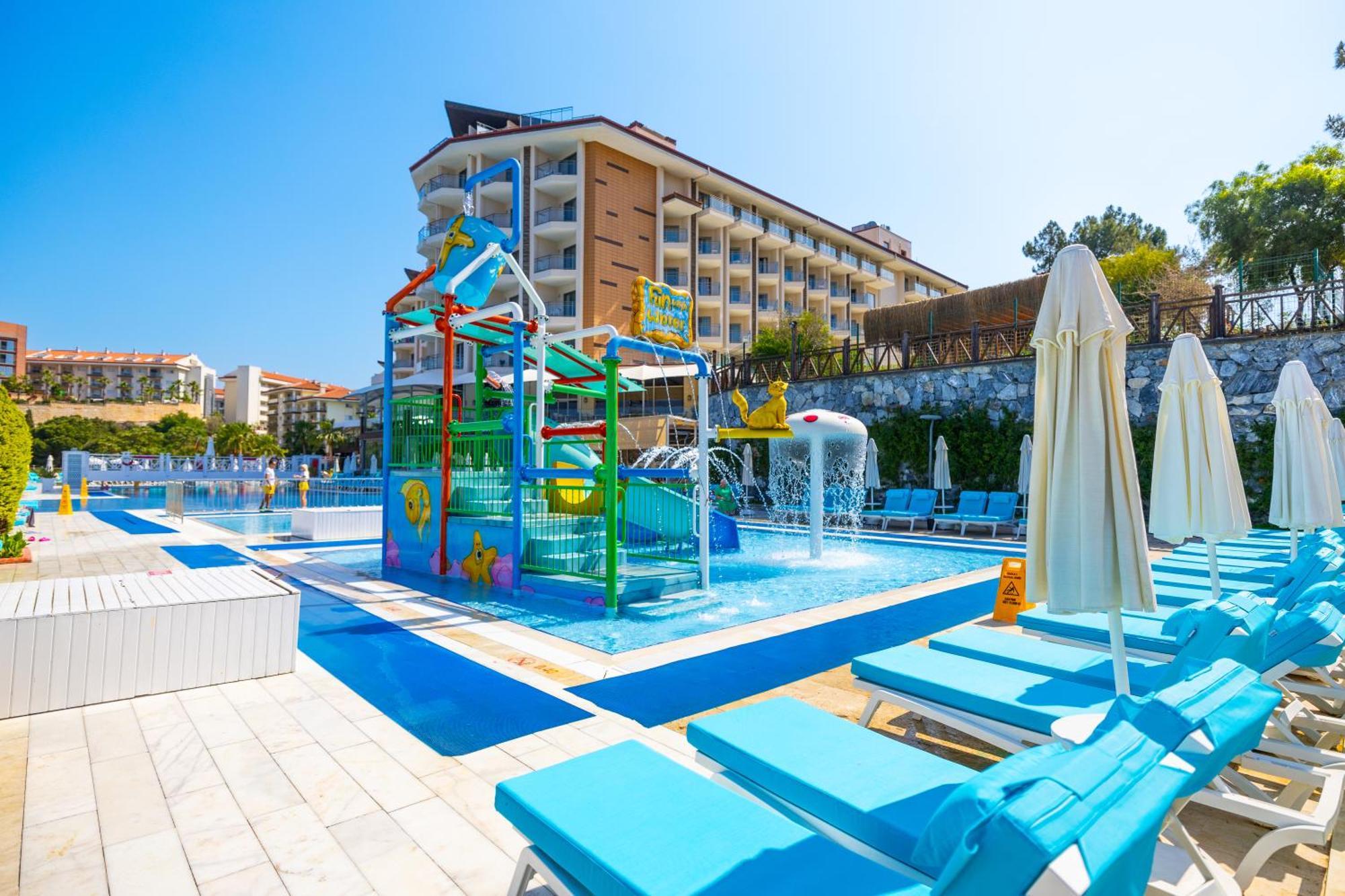 Ramada Resort Kusadasi & Golf Esterno foto
