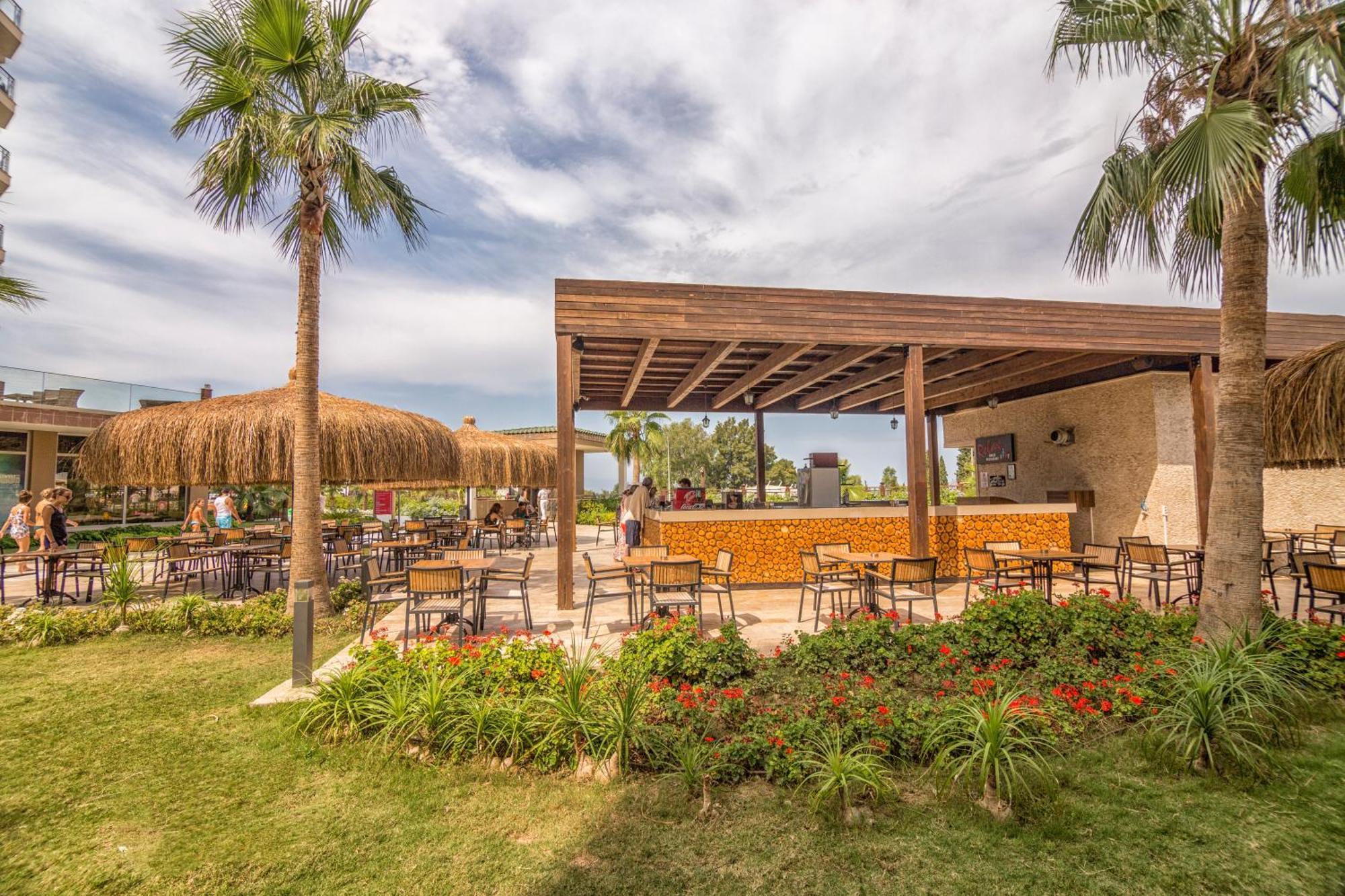 Ramada Resort Kusadasi & Golf Esterno foto The beach bar at the resort