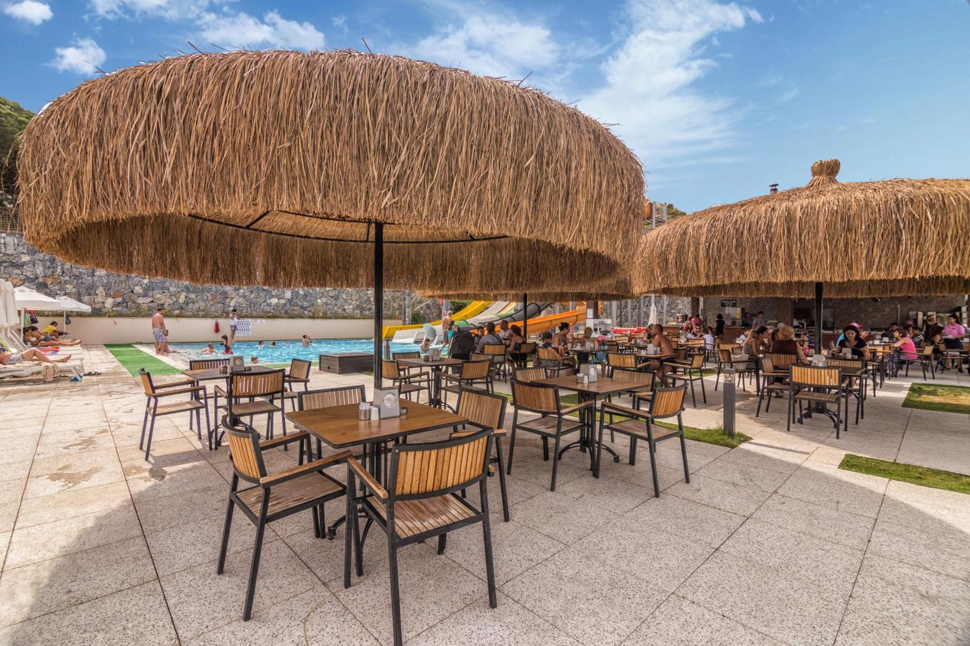 Ramada Resort Kusadasi & Golf Esterno foto The restaurant