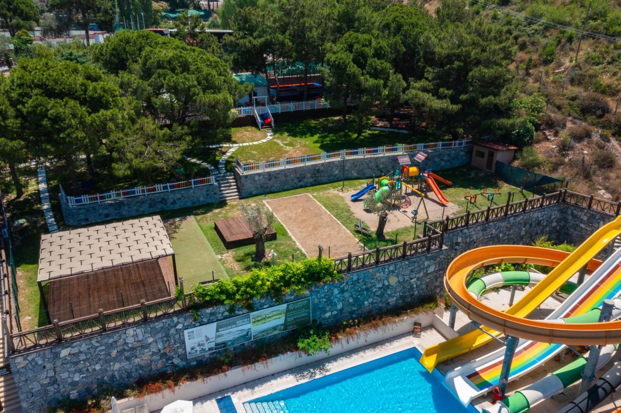 Ramada Resort Kusadasi & Golf Esterno foto Aerial view of the park