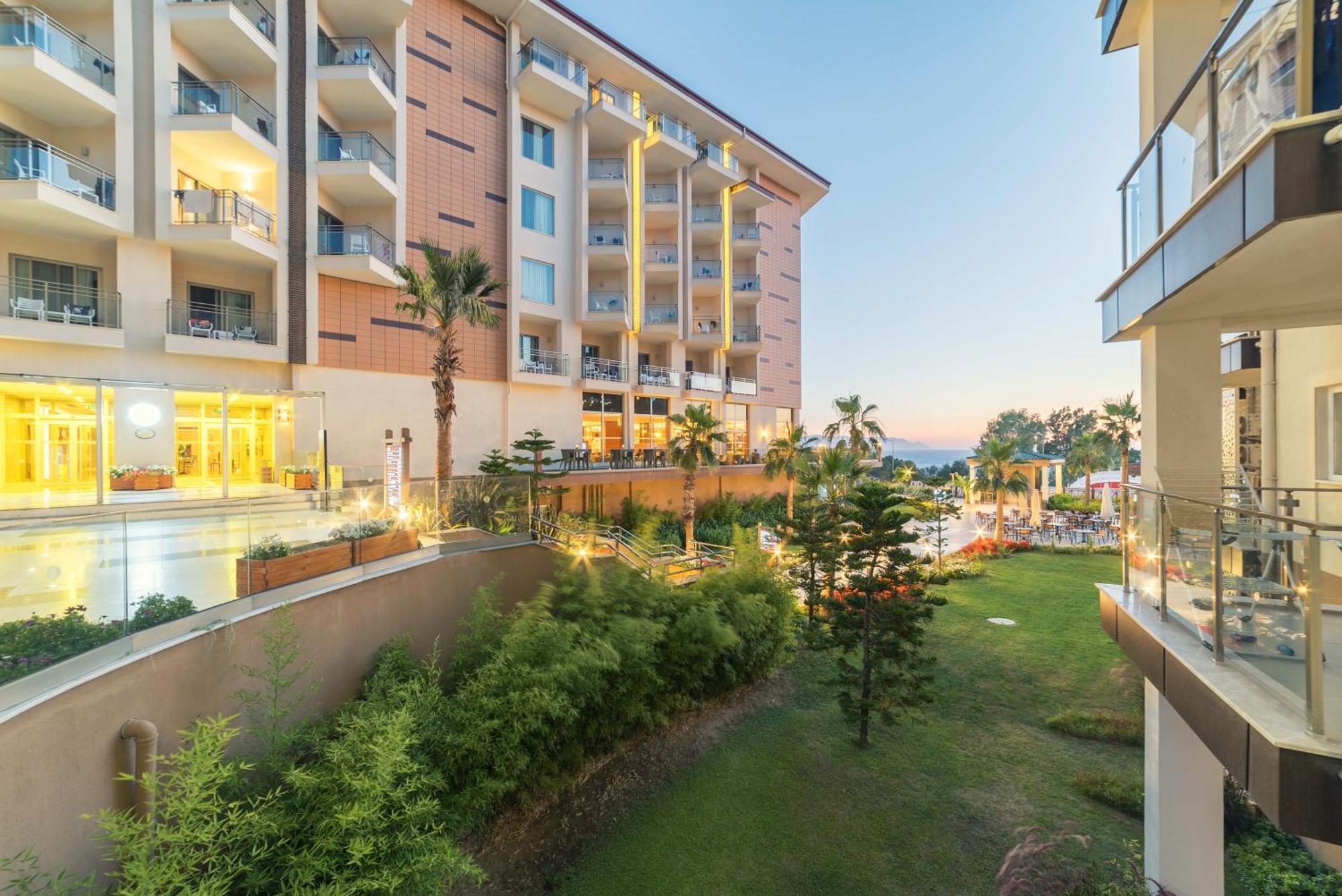 Ramada Resort Kusadasi & Golf Esterno foto The hotel's grounds