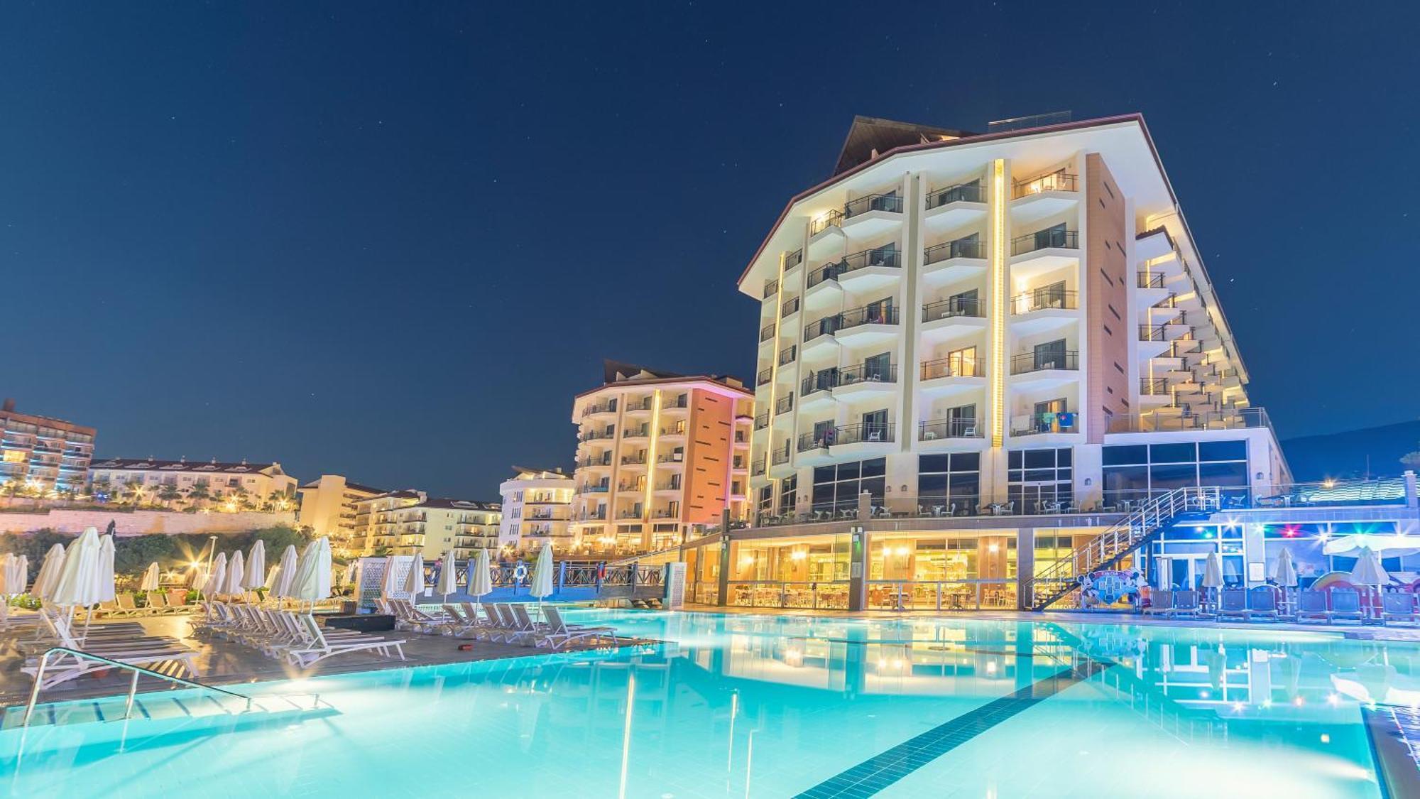 Ramada Resort Kusadasi & Golf Esterno foto