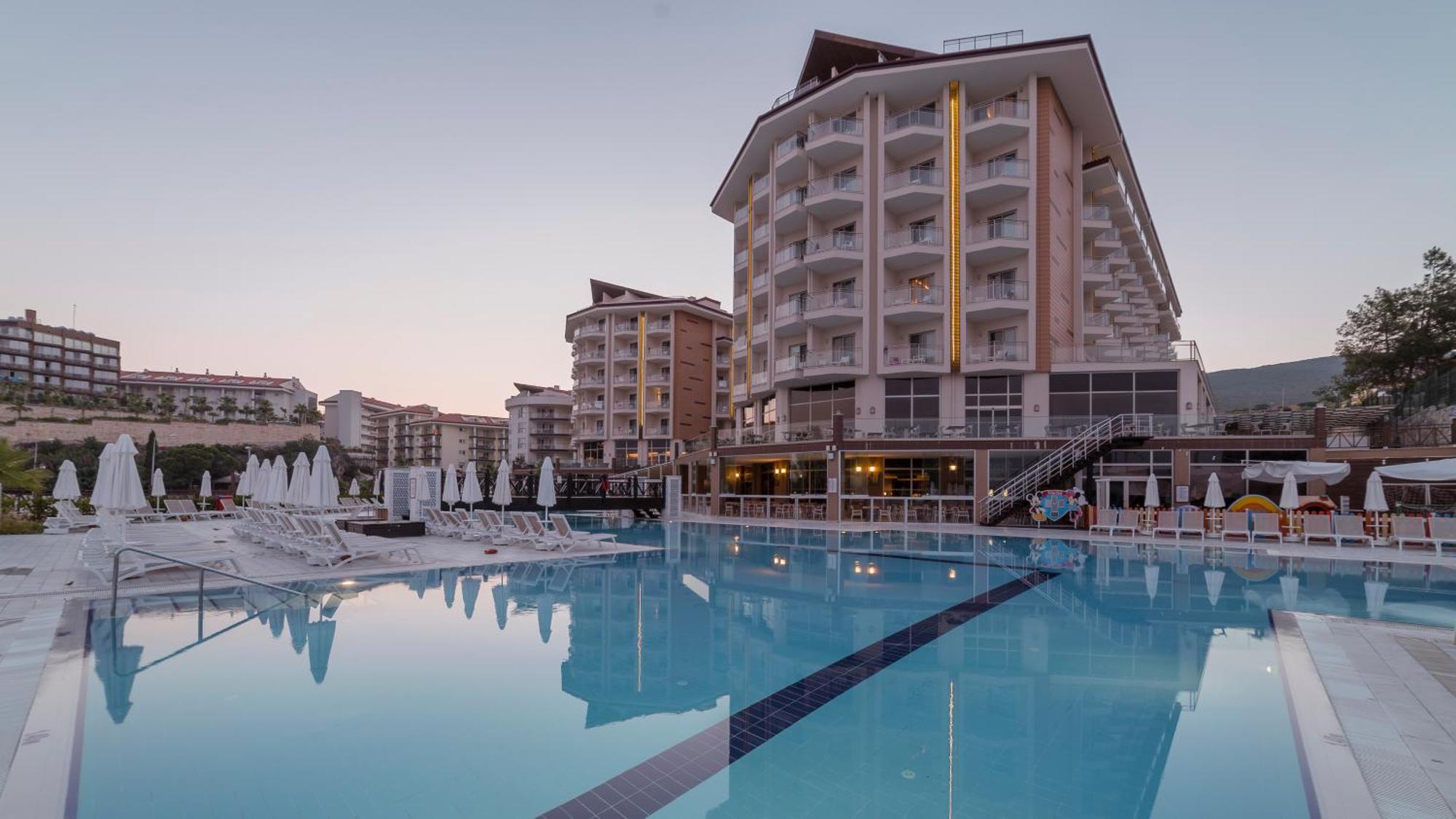 Ramada Resort Kusadasi & Golf Esterno foto