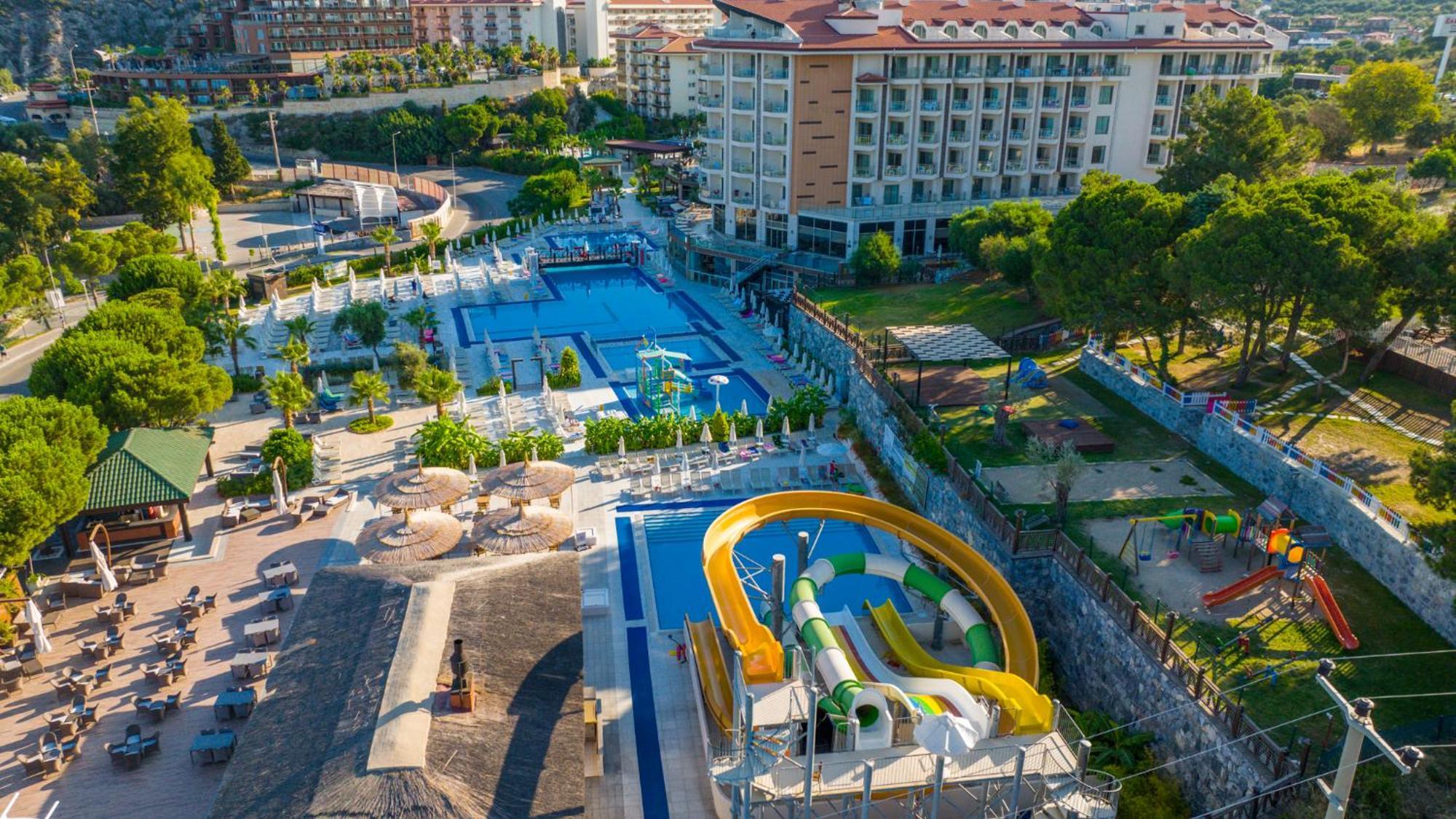 Ramada Resort Kusadasi & Golf Esterno foto Aerial view of the water park