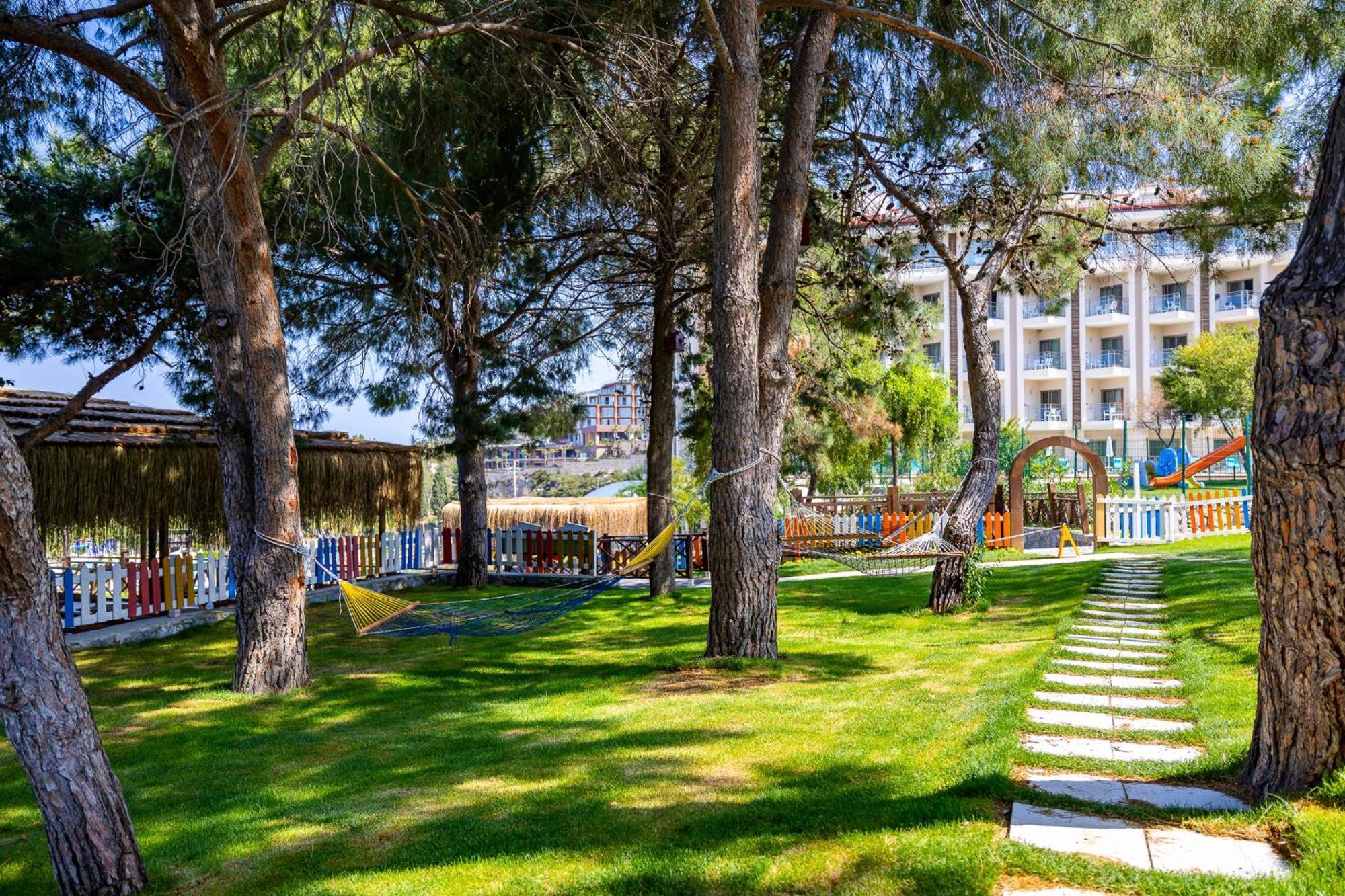 Ramada Resort Kusadasi & Golf Esterno foto The park