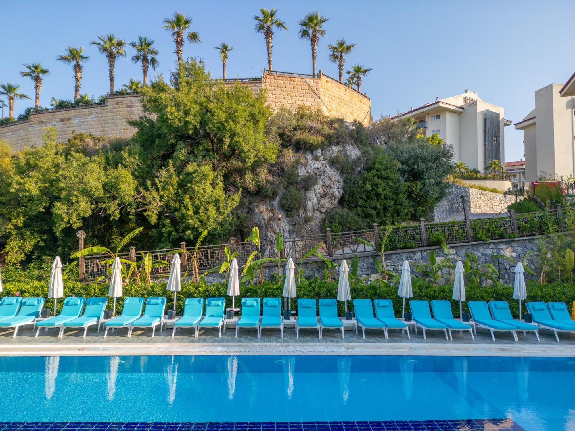 Ramada Resort Kusadasi & Golf Esterno foto A view of the hotel