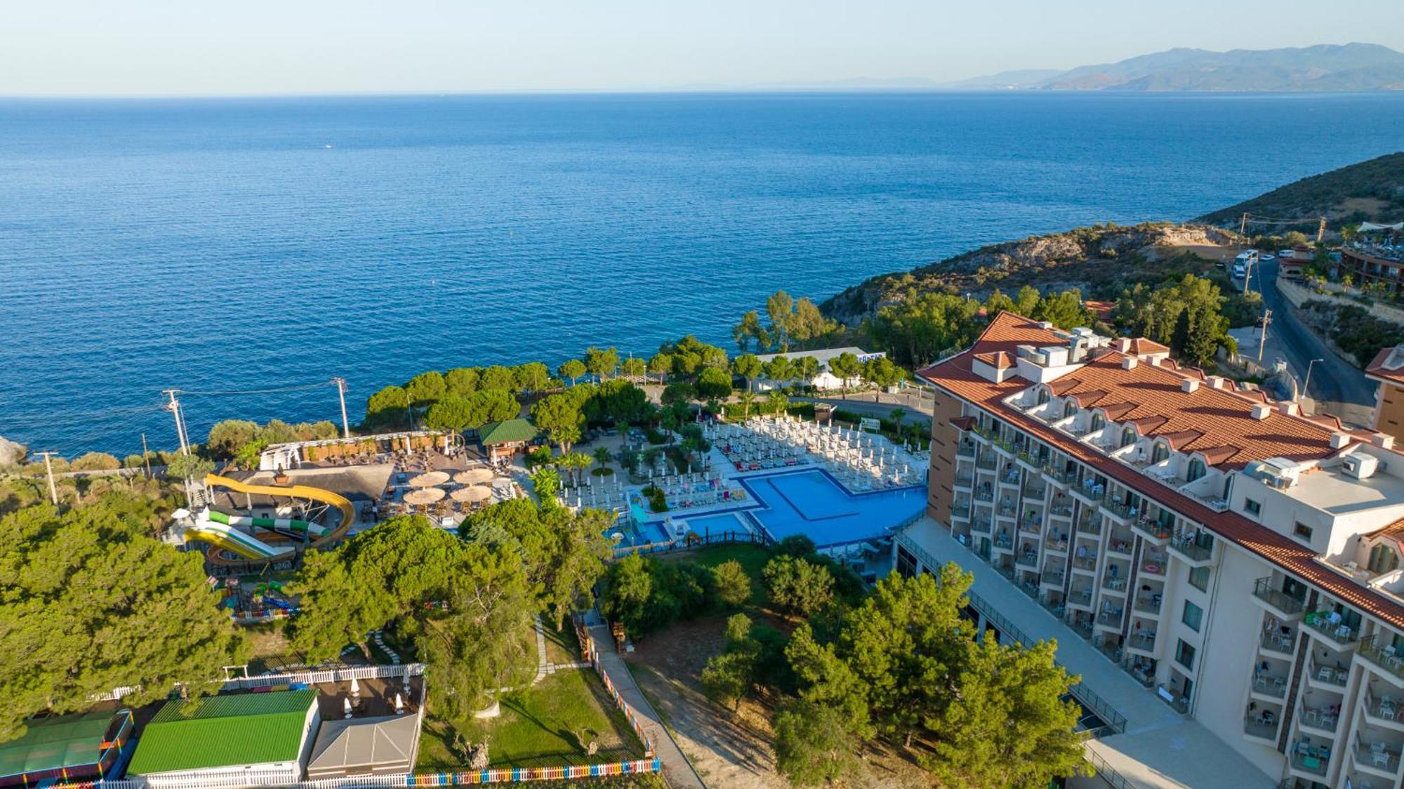 Ramada Resort Kusadasi & Golf Esterno foto A view of the resort