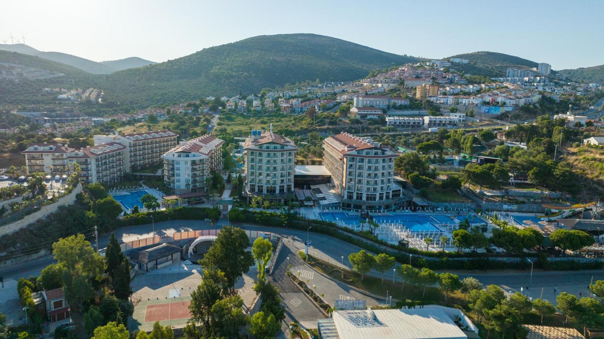 Ramada Resort Kusadasi & Golf Esterno foto Aerial view of the complex