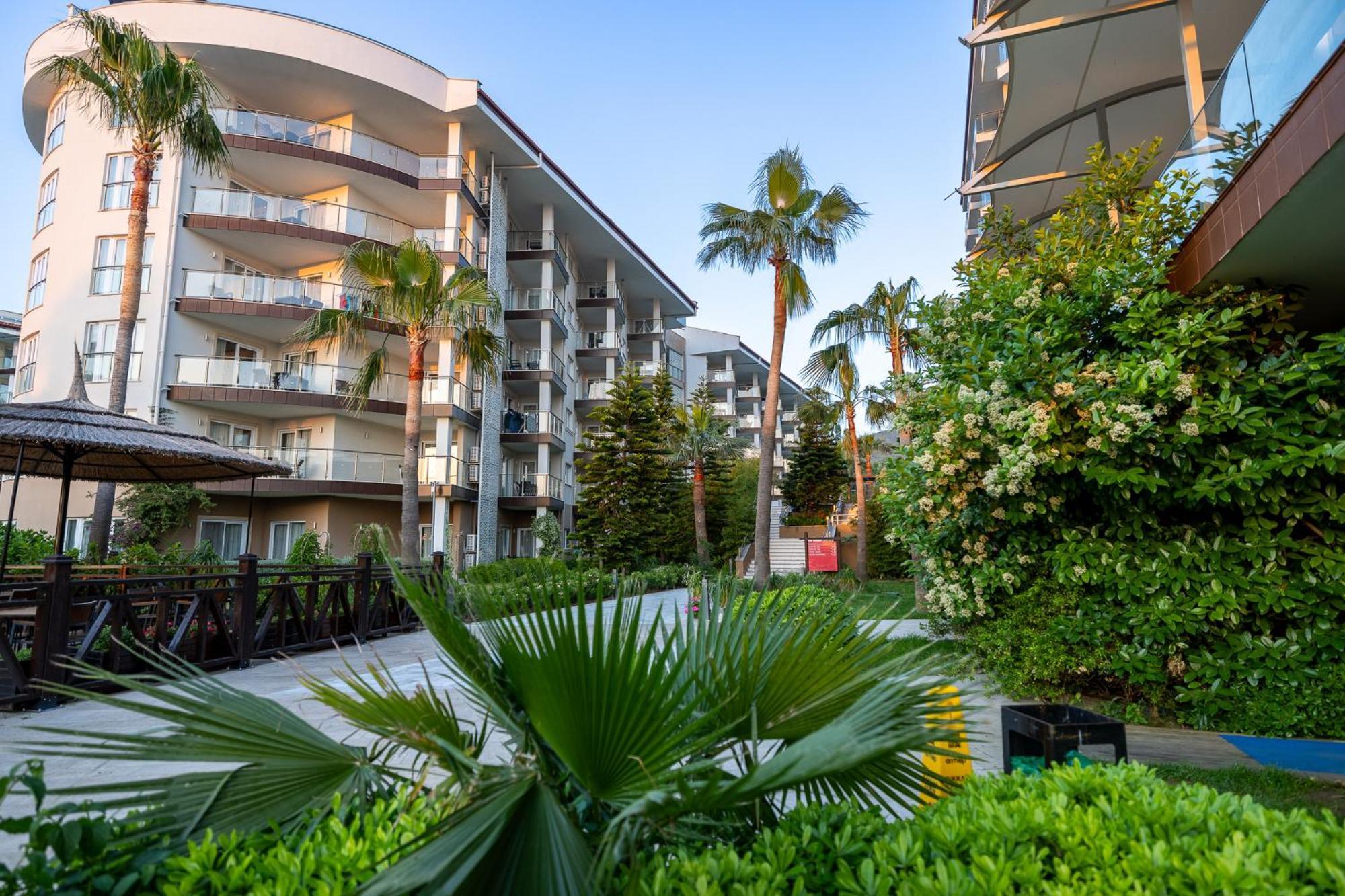 Ramada Resort Kusadasi & Golf Esterno foto The complex of the hotel