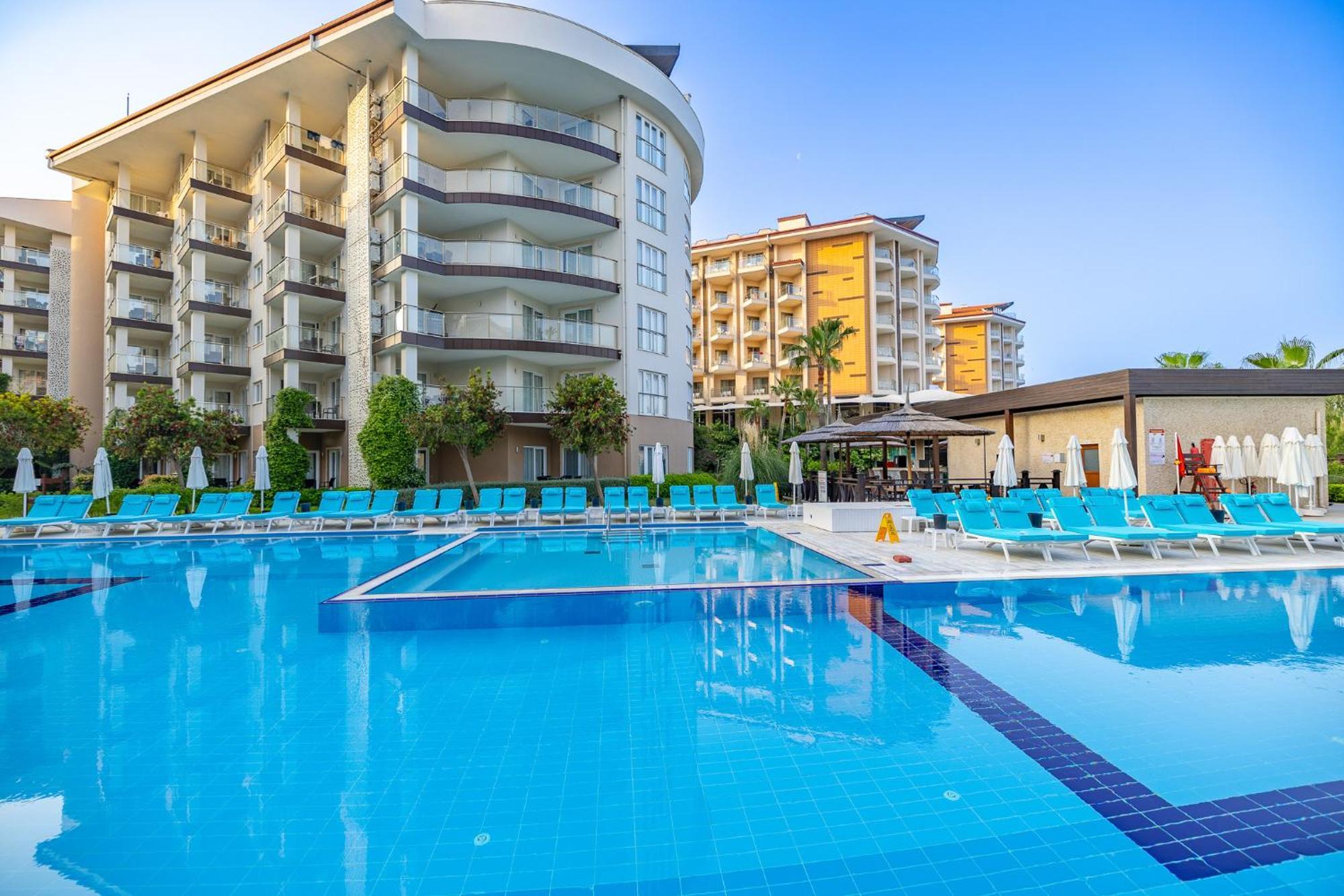 Ramada Resort Kusadasi & Golf Esterno foto