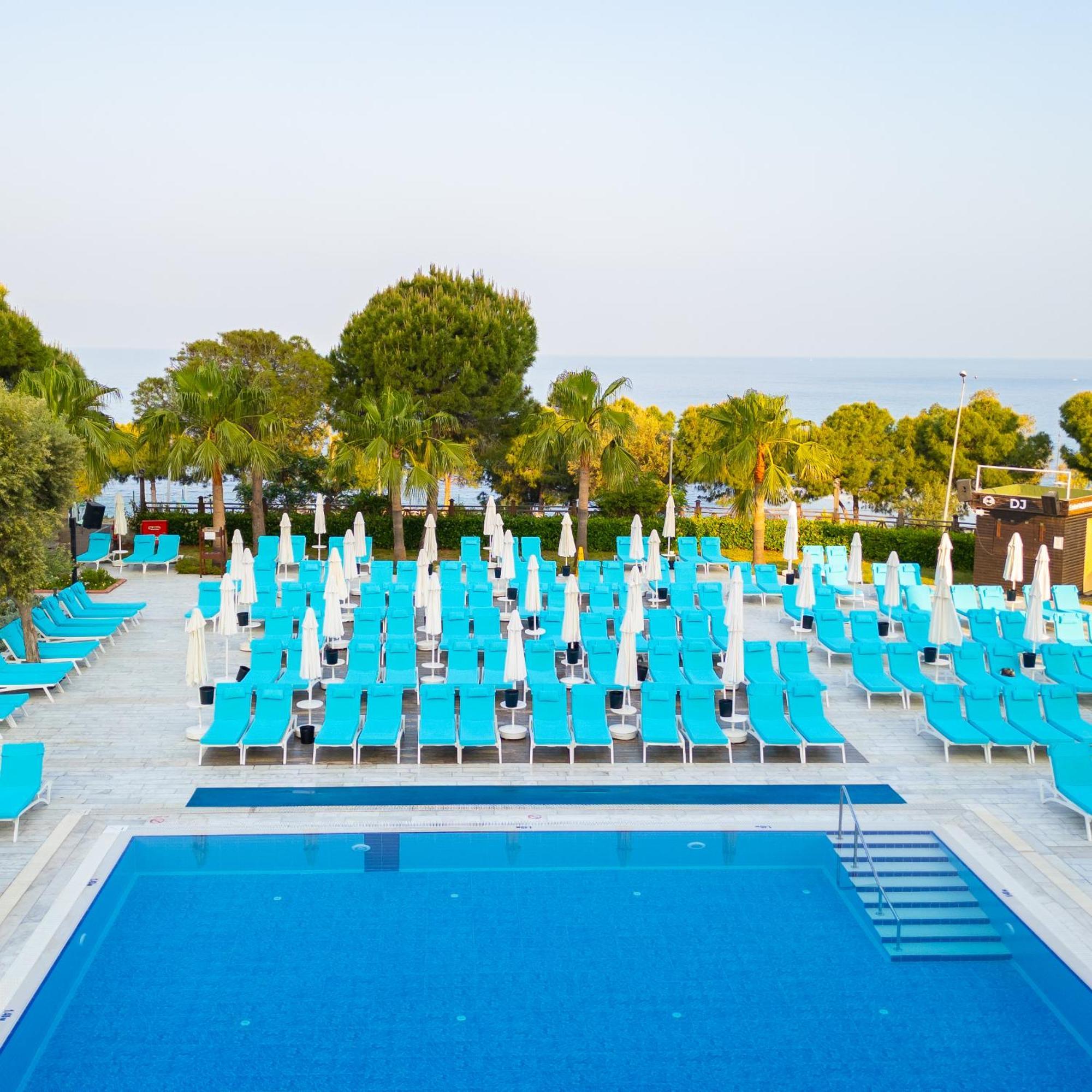 Ramada Resort Kusadasi & Golf Esterno foto The beach at the hotel