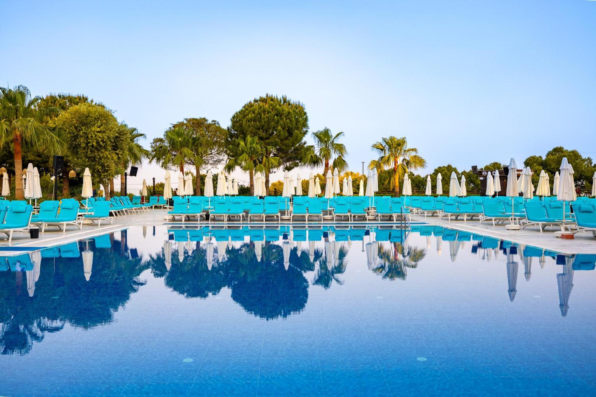 Ramada Resort Kusadasi & Golf Esterno foto Pool at the hotel
