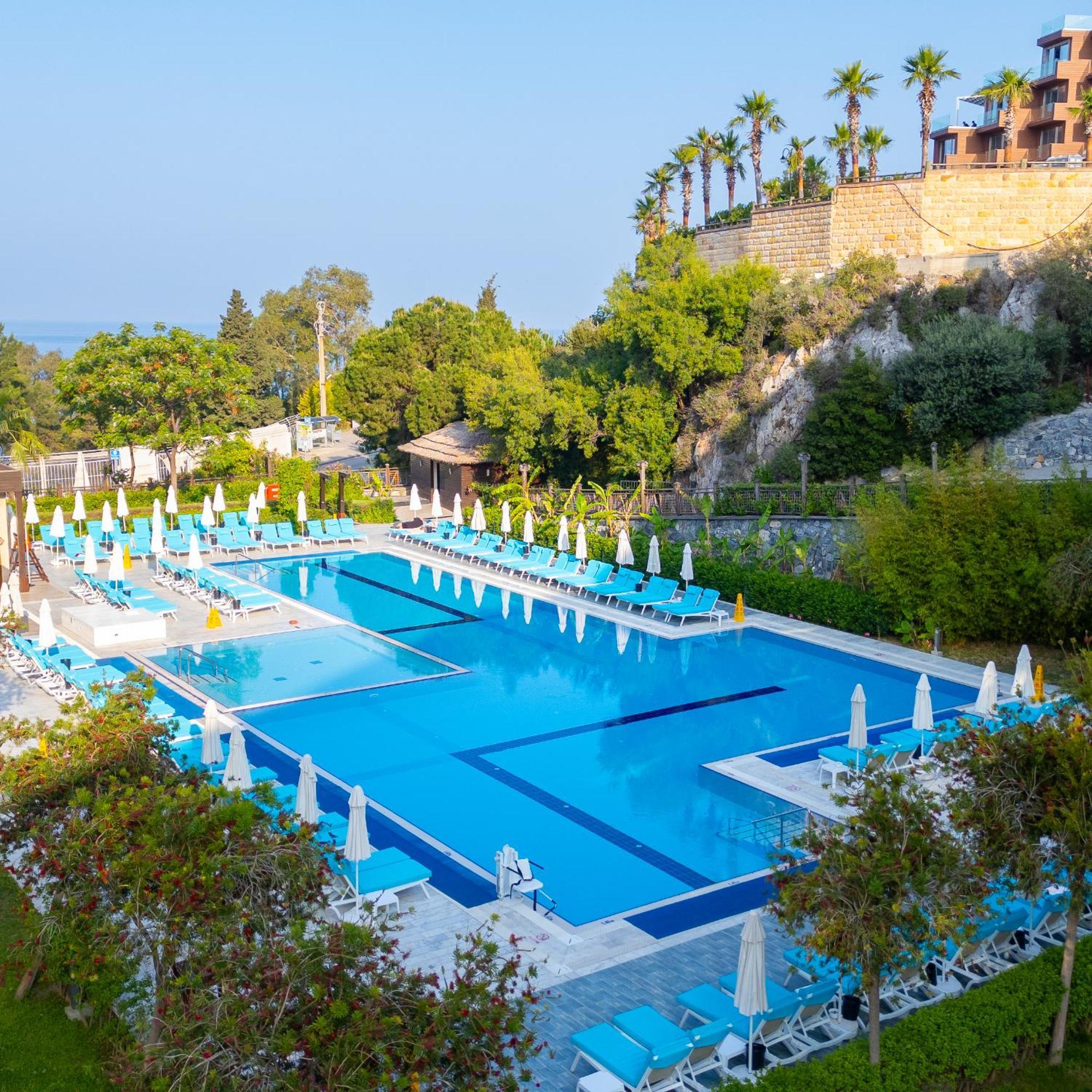 Ramada Resort Kusadasi & Golf Esterno foto A swimming pool