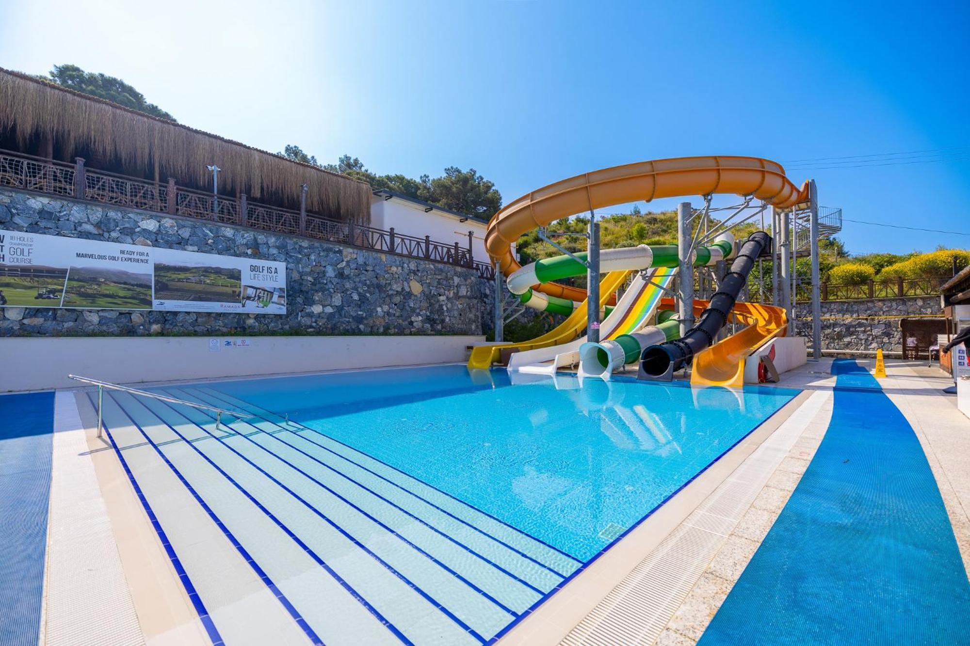 Ramada Resort Kusadasi & Golf Esterno foto Water park
