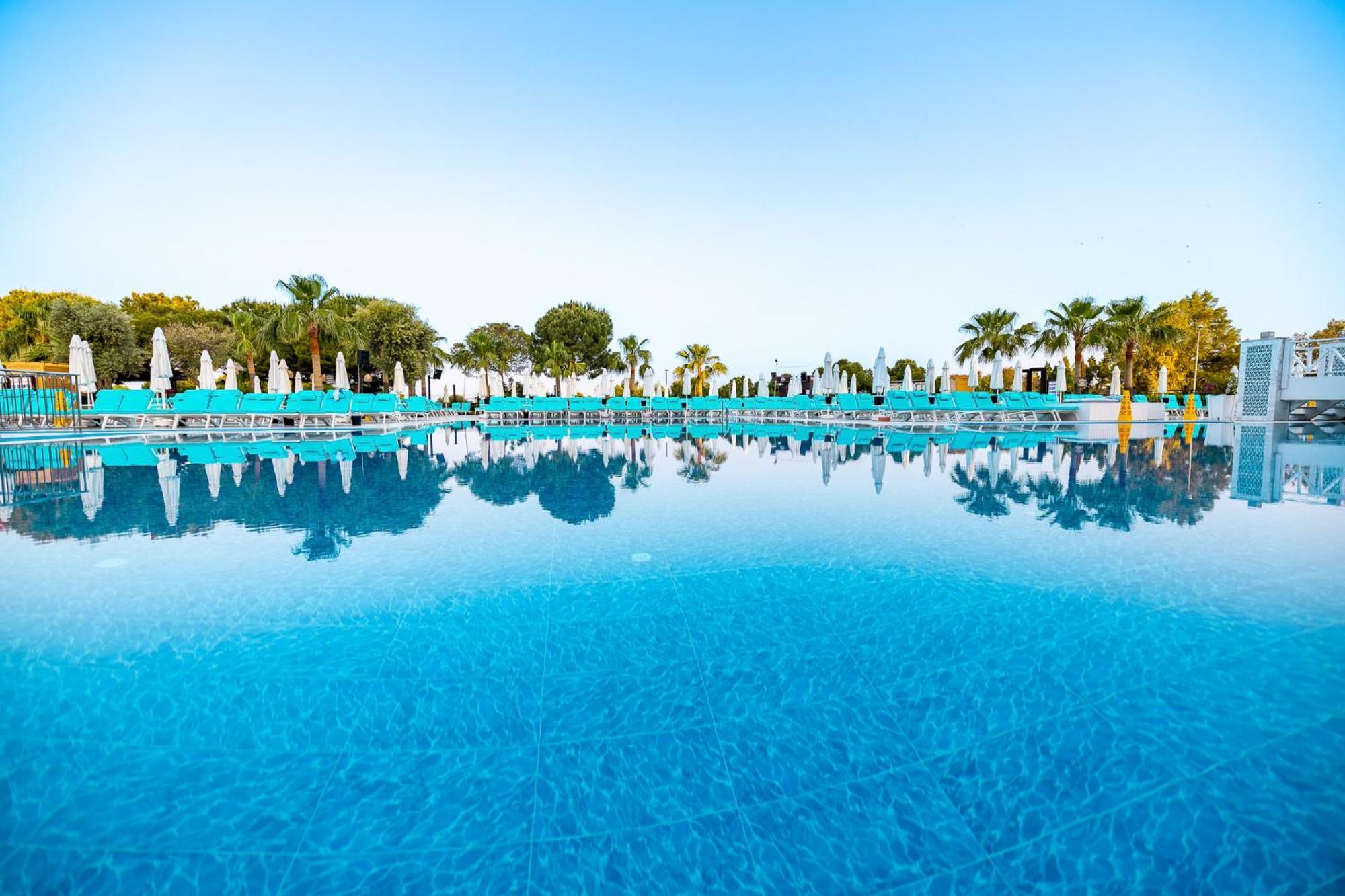 Ramada Resort Kusadasi & Golf Esterno foto The swimming pool at the hotel