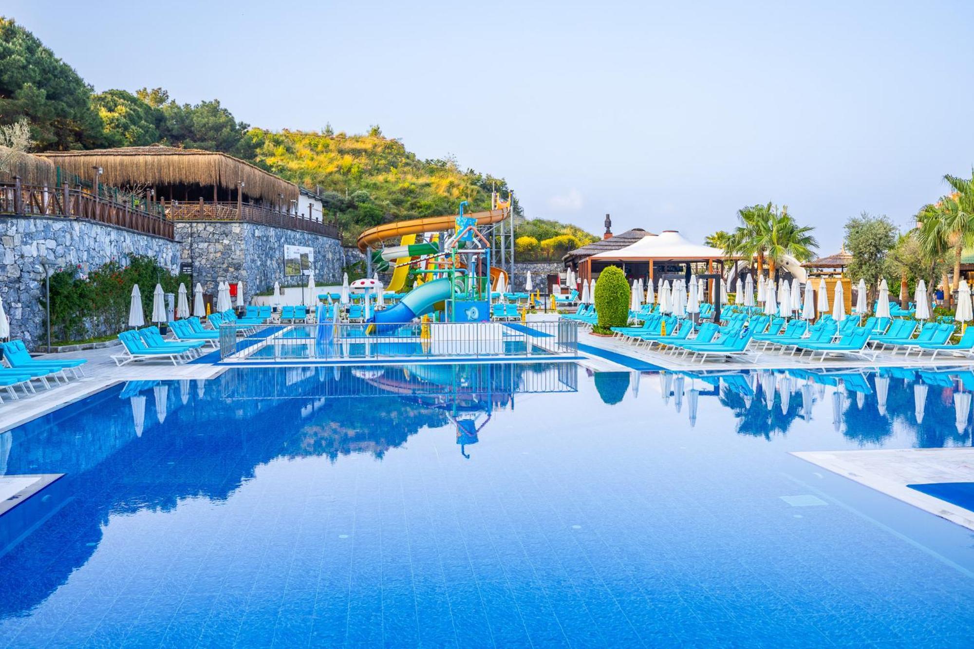 Ramada Resort Kusadasi & Golf Esterno foto