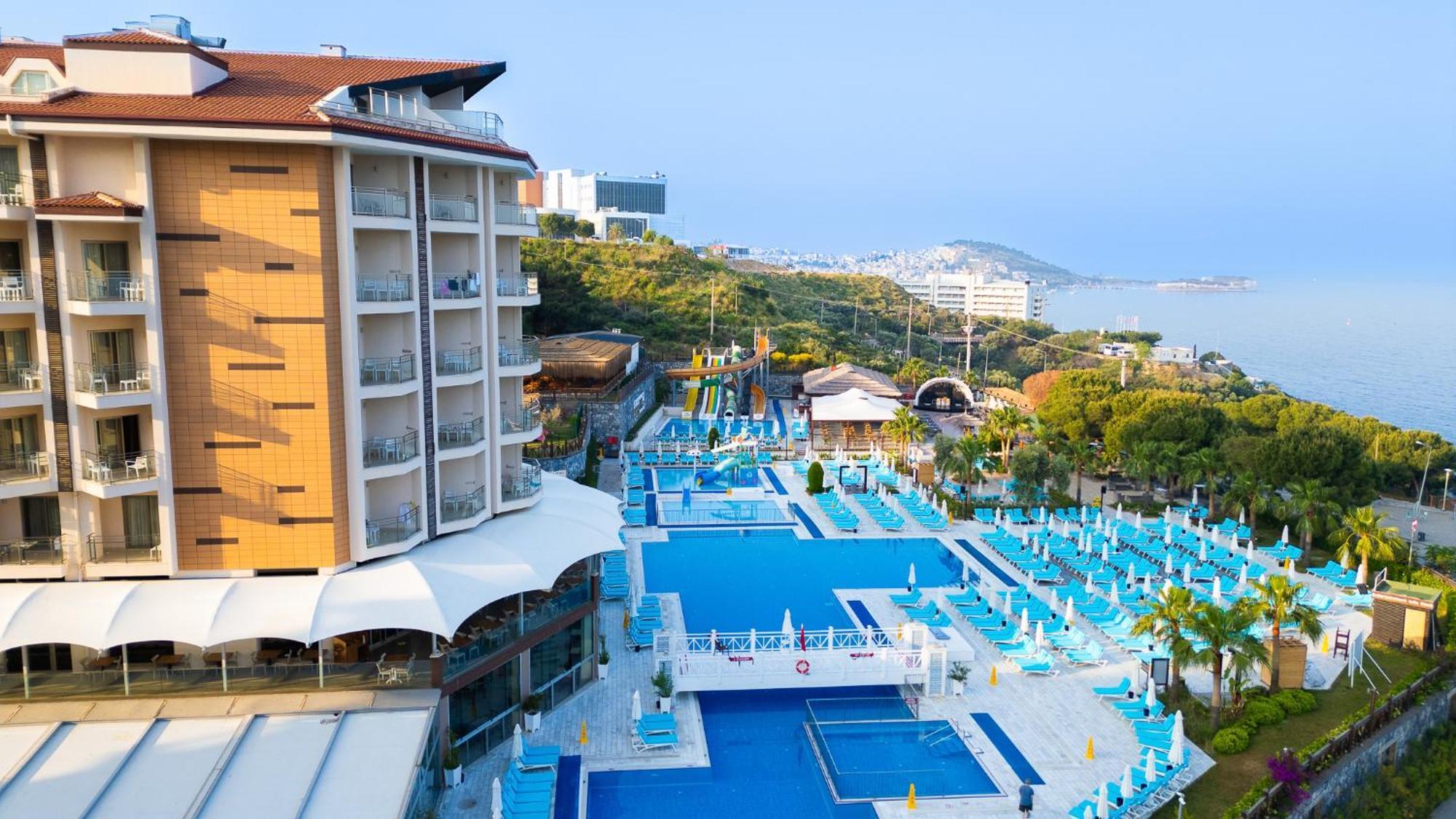 Ramada Resort Kusadasi & Golf Esterno foto A view of the hotel