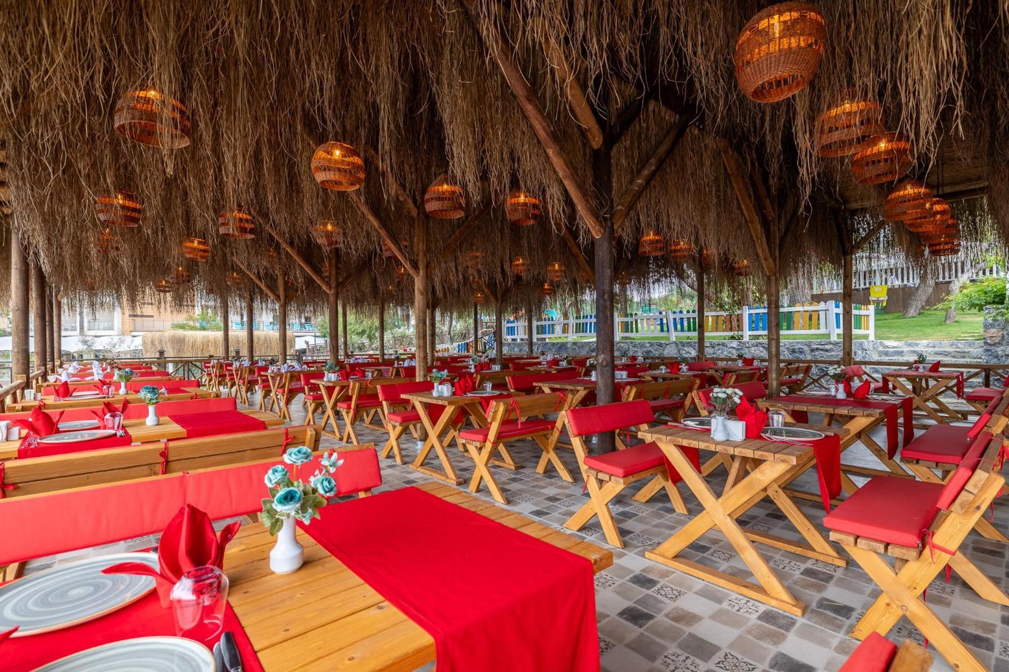 Ramada Resort Kusadasi & Golf Esterno foto Restaurant in the resort