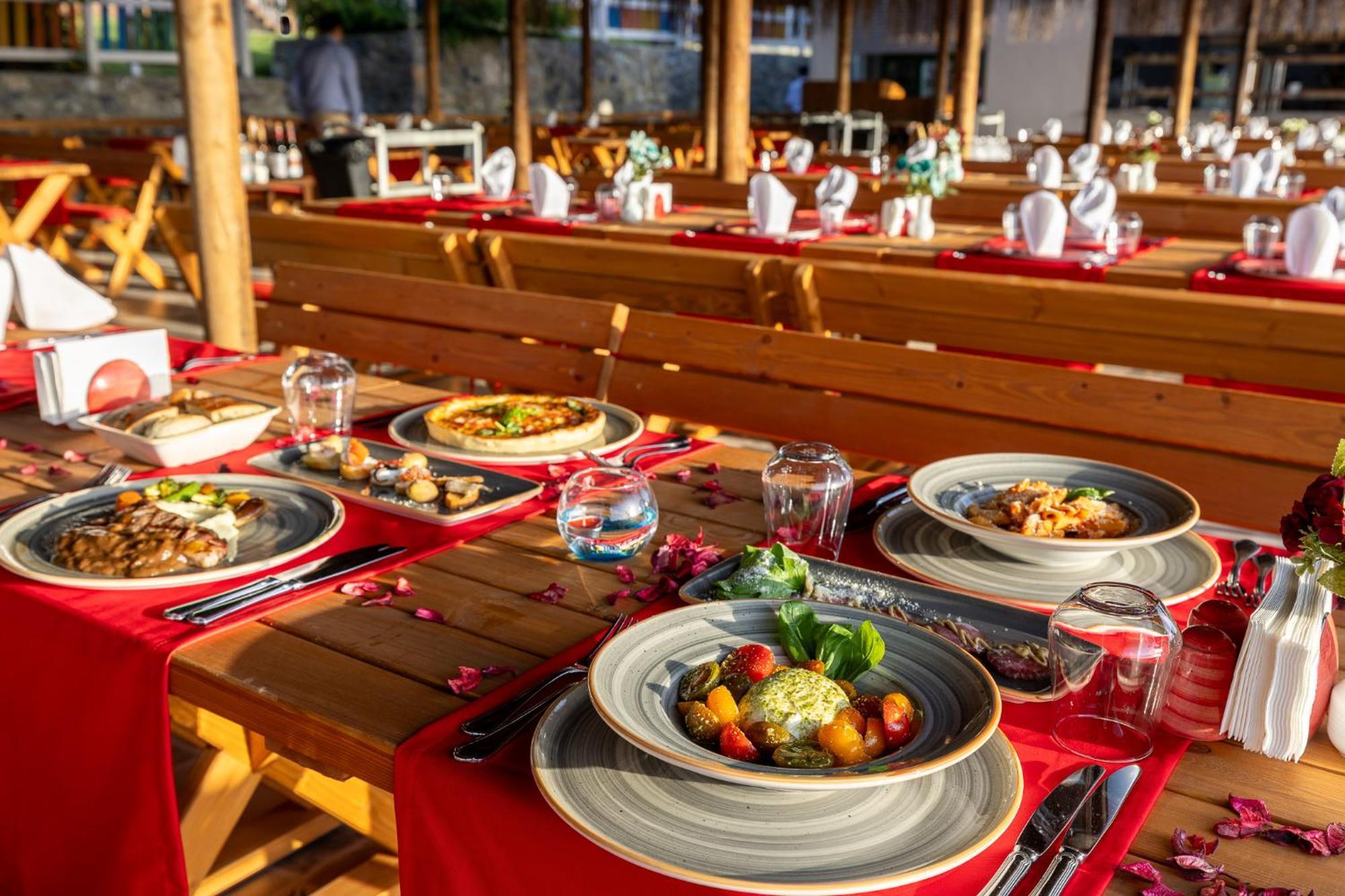 Ramada Resort Kusadasi & Golf Esterno foto A typical dinner at the restaurant