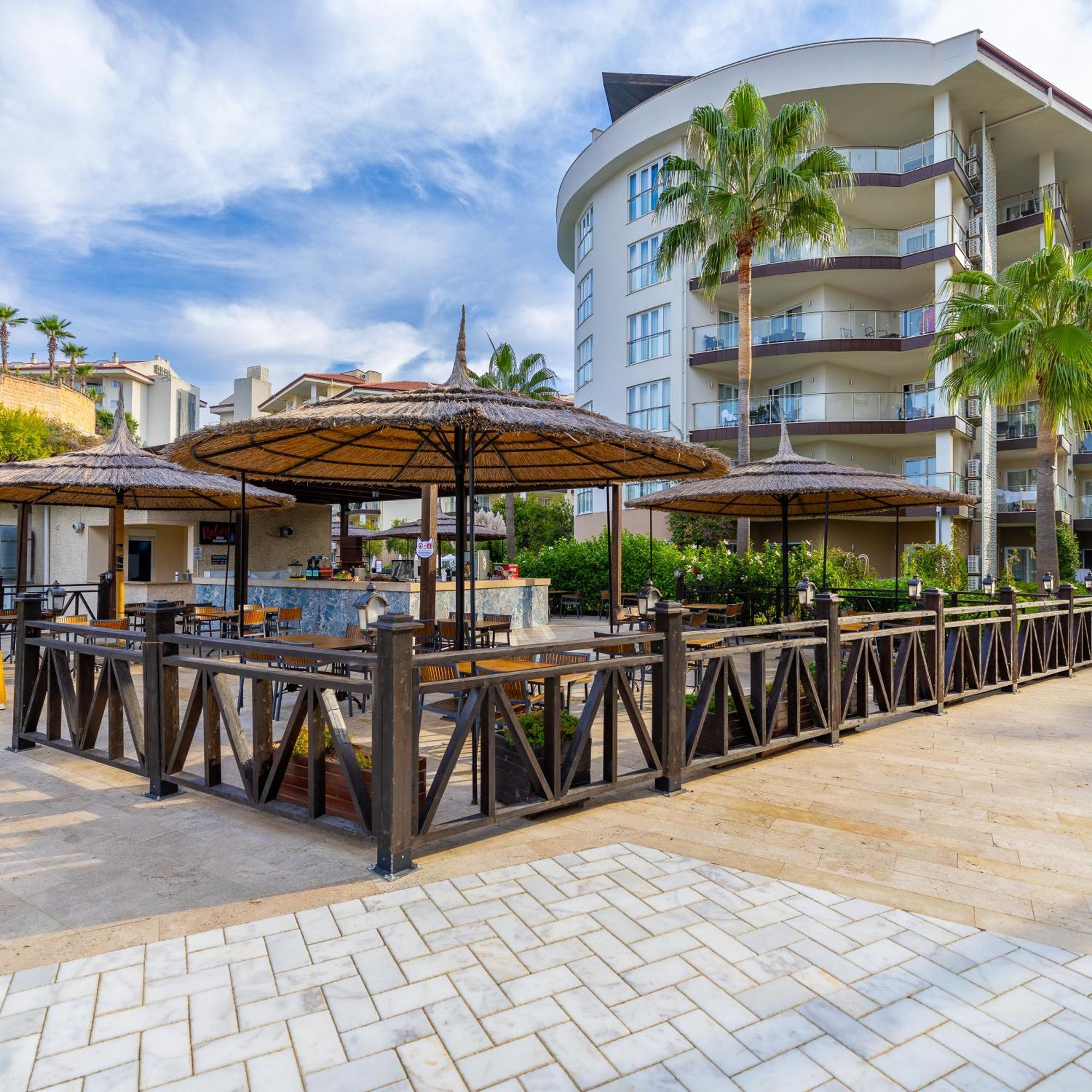 Ramada Resort Kusadasi & Golf Esterno foto A poolside bar in Turkey