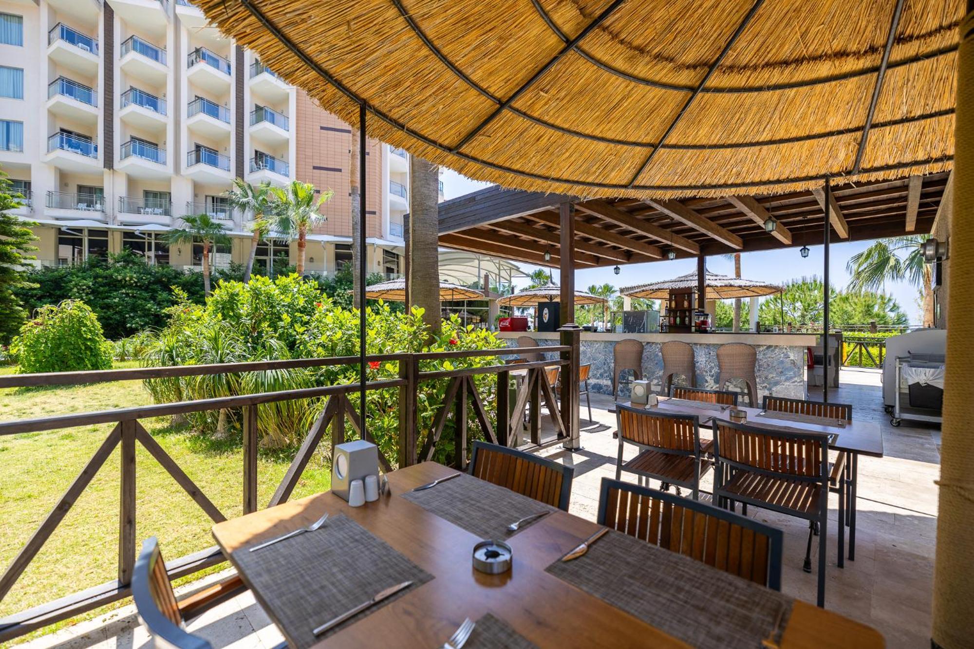 Ramada Resort Kusadasi & Golf Esterno foto The restaurant
